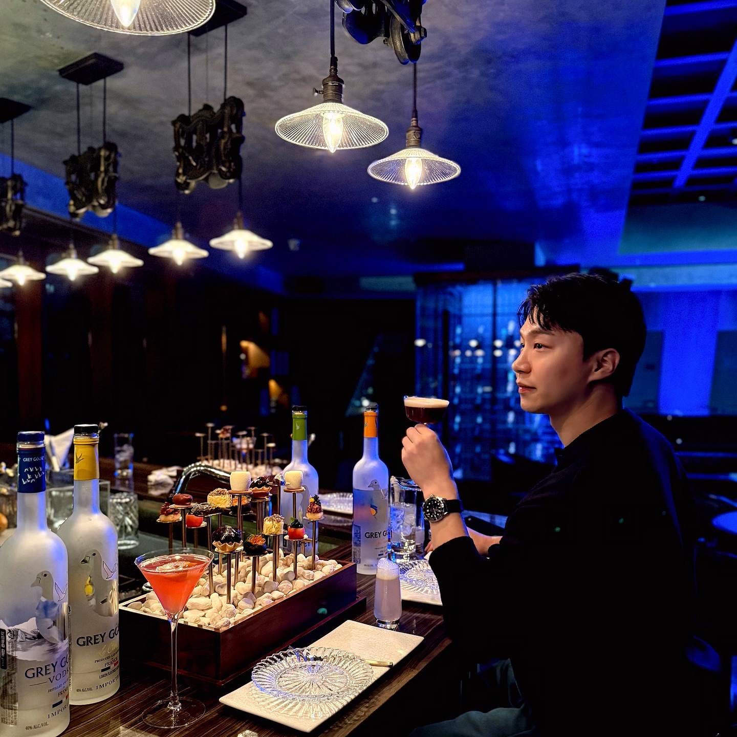 #PRIVILEGE X #GREYGOOSE

 바쁜 일상으로 조금은 지쳐 있었던 요즘, 더 그리핀 바에 초대받아 잠시 쉬어가는 시간을 가졌어요. 그레이구스 칵테일과 페어링 메뉴 덕분에 오랜만에 여유를 느낄 수 있었답니다. 🦢🍸

일상이 바쁘거나 힘들 때, 이런 작은 순간들이 유독 크게 느껴지는 것 같아요🤗

이제 날도 많이 추워졌으니, 따뜻한 분위기에서 그레이구스 한 잔과 함께 하루의 피로를 풀어보는 건 어떨까요? 
(그레이구스와 함께 연말파티 하실 분?✋🏻)

쌀쌀한 가을 날씨 속에서도 좋은 일만 가득하시길 바랍니다! 👊🏻🔥

❕Please Drink Responsibly
지나친 음주는 뇌졸중, 기억력 손상 및 치매를 초래할 수 있습니다.
임신 중 음주는 기형아 출생 위험을 높입니다.