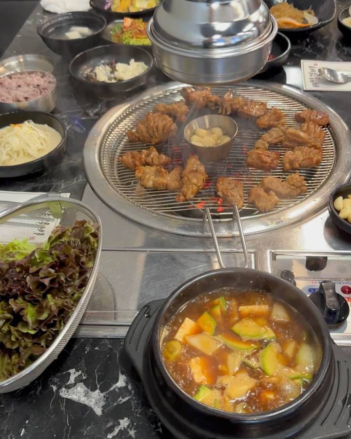 싸구 맛있고 혼자 다하네
엄빠랑두 와야짓