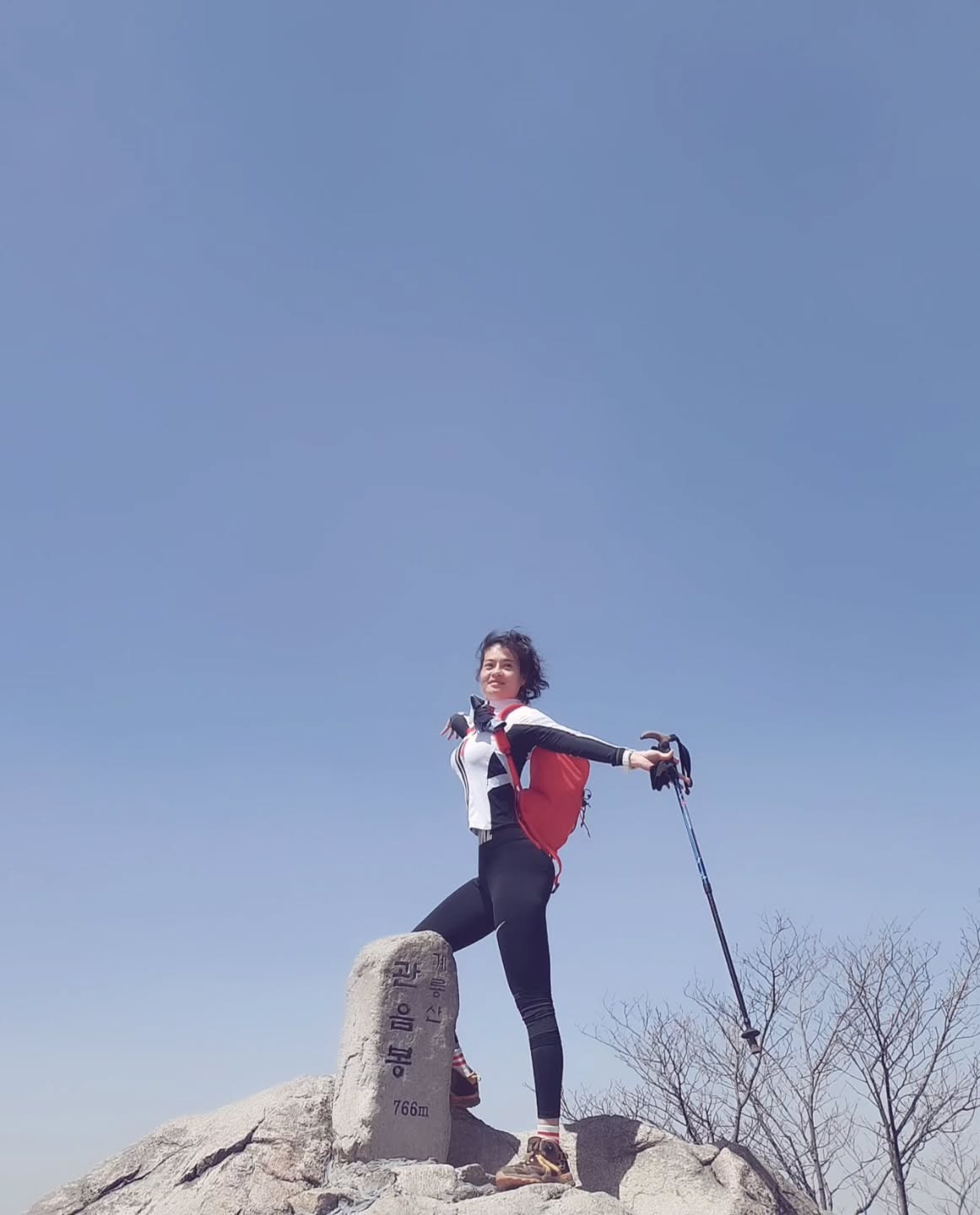 #지금아님주의
올해는 벚꽃놀이도 여름바다도 가을단풍산행도 다 못하고
죽어라 일만 하고 있네요
산행이 그리워 이전 마지막 산행사진보다 투척😂
쉬는 날도 없이 새벽 6시부터 출근해서 밤10시귀가가 
일상이 되어가는 요즘입니다🫠
이젠 익숙해져서 피곤하지도 않아요ㅋㅋㅋ
헬스장도 등록해놨는데 한번가고 가지도 못하고 있네요
낼은 반드시 꼭 가겠슴니다
하루가 30시간이면 운동 열심히 할텐데....
아마 그렇게 잉여시간이 생긴다면 
주문을 더 받아 또 만두를 만들겠죠....??🤭
여튼 낼부턴 꼭 운동 인증 해야지🥲