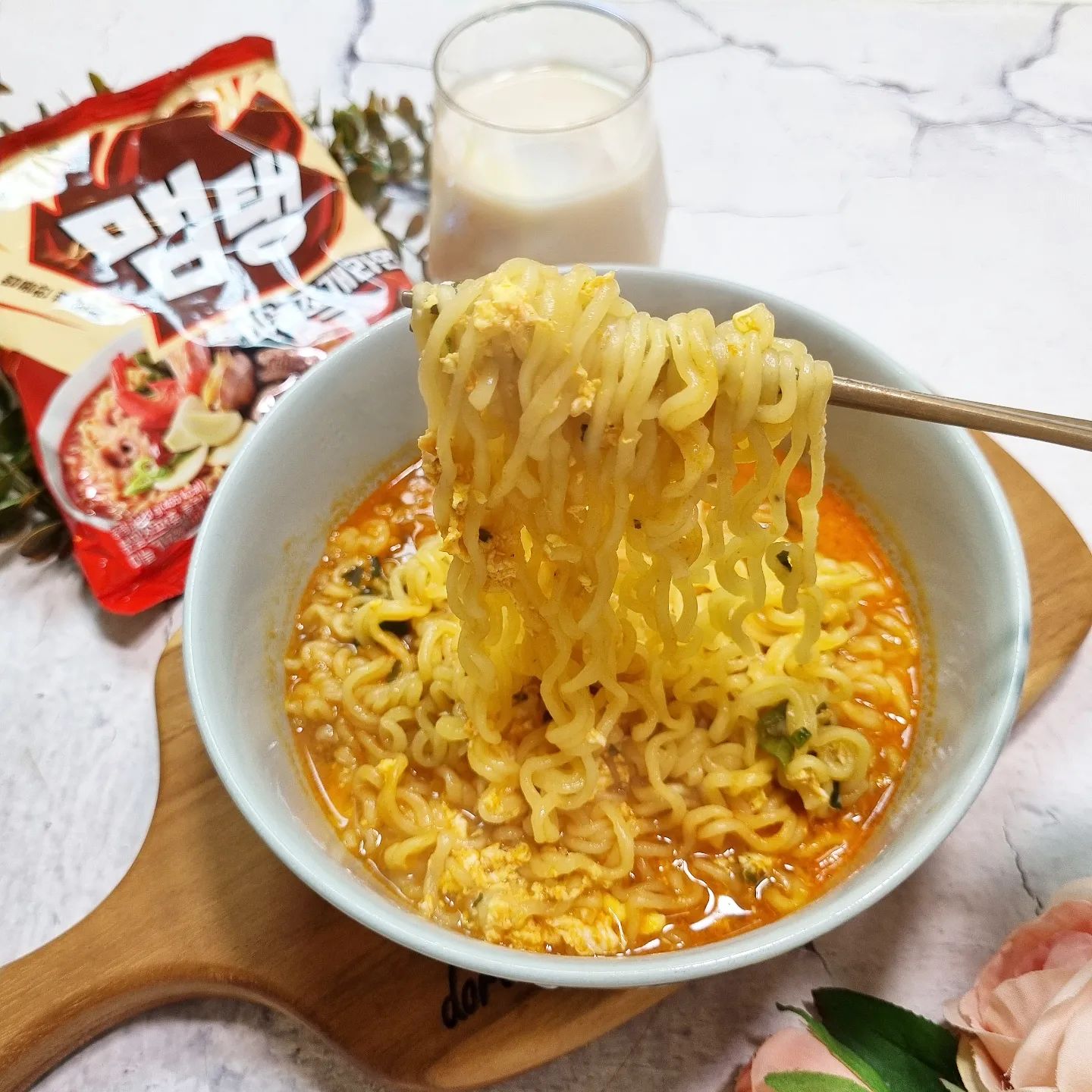 #협찬 매콤하고 깊은 맛이 매력적인 맵탱 마늘조개라면. 나혼산에도 나와서 식욕을 자극했던 라면인데 얼큰한 국물이 홈포차 라면으로 딱이다😋 대상, 최우수상, 신인상 3개상을 받은 출연진 세명이 즐겨먹는 삼상라면인 만큼 맛도 매력적🍜 주종을 가리지 않고 홈술안주로 완전 잘 어울린다. 얼큰한 국물이 자꾸 생각나는 맛이라서 야식으로 완전 최고👍

#삼양식품 #맵탱 #마늘조개라면 #맵탱마늘조개라면 #라면 #면스타그램 #해장 #해장템 #해장라면 #나혼자산다 #삼상라면 #호장마차