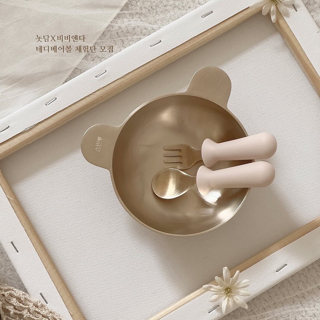 Posted withregram • vivienda_official #체험단모집

영롱 그 잡채,, 대한민국 방짜유기 1등브랜드 놋담
백화점에서만 보시던 그 놋담이 비비엔다와 콜라보로 유아식기 라인을 계속해서 출시해주시면서 진짜 너무 귀염뽀짝해지구 있죵🤍
유기식기는 첨엔 항균효과, 살균효과, 식중독 장염예방 그 효과들때문에 입문했다가 나중에는 그 영롱함에 중독되서 계속쓰게 되는거 같아요. 이번에는 놋담 테디베어 보울입니당,, 꺅,,🐻

지난번 살짝 스포만 했는데 반응이 너무 핫해서
놋담에서 울 비비맘들에게 설선물같은 체험단 물량 나눠주신대요

놋담과 비비엔다 다음 라이브 일정 기다리시는분들🙌
👉 2월 28일 수요일 10시
👉 CJ맘만하니 라이브특가로
신상 테디베어보울부터 ~ 기다리분들 많으신 미니통통 수저포크,
각인되는 베베스푼포크세트 모두 핫딜가로 구매하실수 있습니다
.
➰ 제공상품
놋담 신상 테디베어보울

➰ 모집인원
10명

➰ 모집기간
02.12 ~ 02.20

➿ 체험단 신청방법
1. 비비엔다 (vivienda_official) 팔로우
2. 해당 피드 좋아요❤️ 꾸욱
3. 해당피드 리그램하여 피드에 공유
4. 댓글로 ”참여완료“ 라고 남기기
4. 댓글로 친구소환 환영 (무분별한 소환은 NO)
5. 스토리로 체험단 모집 소식 공유하기 (필수아님, 선택)

➰ 당첨자 발표
24년 2월 22일 개별연락 후 스토리로 공개 발표됩니다

▪️ 리그램시 글+사진 모두 리그램해주셔야 합니다.
▪️ 제품 수령후, 후기작성은 필수입니다.
▪️ 작성해주신 사진/후기는 마케팅용도로 활용될수 있습니다.
▪️ 비공개 계정, 이벤트헌터계정은 당첨에서 제외될수 있으며, 당첨자 발표후 당첨자 계정에 변동사항 발생시(비공개전환 또는 부당한 쎄컨아이디활용적발 등) 당첨이 취소될수 있습니다.
️▪️ 신청자 수와 내부사정에 따라 당첨자 인원과 당첨자 발표일정은 변동될수 있습니다.

#아기식기 #놋담비비엔다
#아기유기그릇 #방짜유기 #아기수저세트