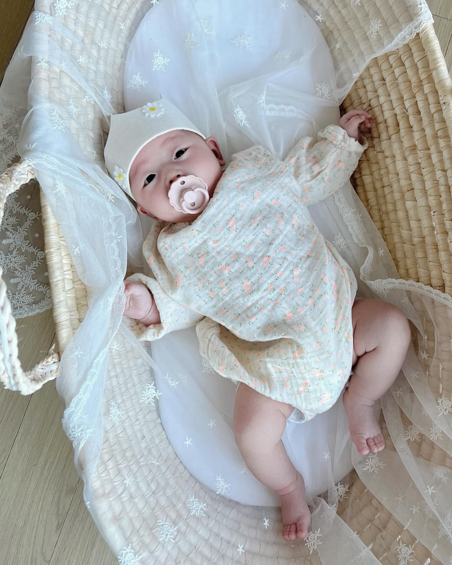𝟱𝟬 𝗱𝗮𝘆𝘀 👼🏻 ♥🖤♥🖤

우리 둘째 왕댜님 아직까진 순하디 순한 베비 
맘마는 130ml 🍼 밤엔 통잠 5시간🌜
엄마 뱃속에서 조금 일찍 나왔지만 잘커주어 너무 감사하다 🎀
