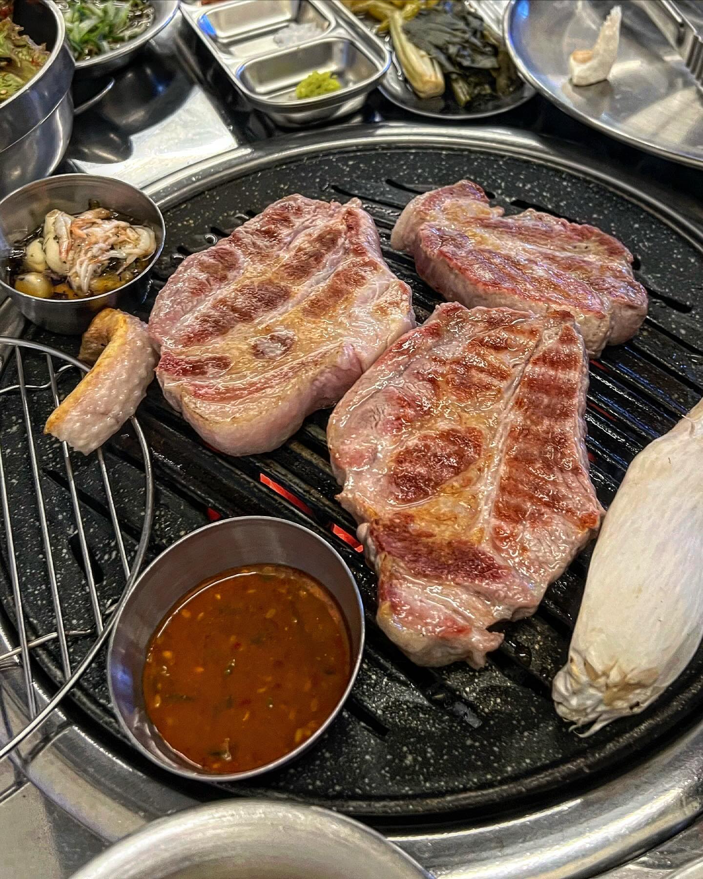 천호동맛집 화요일식당에 다녀왔어요

돼지고기 목살 맛집!! 부드럽고 살살 녹아요
겉절이 , 백김치 등 반찬도 굳굳👍

분위기도 깔끔해서 모임장소로 추천:)

#화요일식당 #천호맛집 #천호동맛집 #천호고기집 #천호삼겹살 #강동구맛집 #천호역맛집