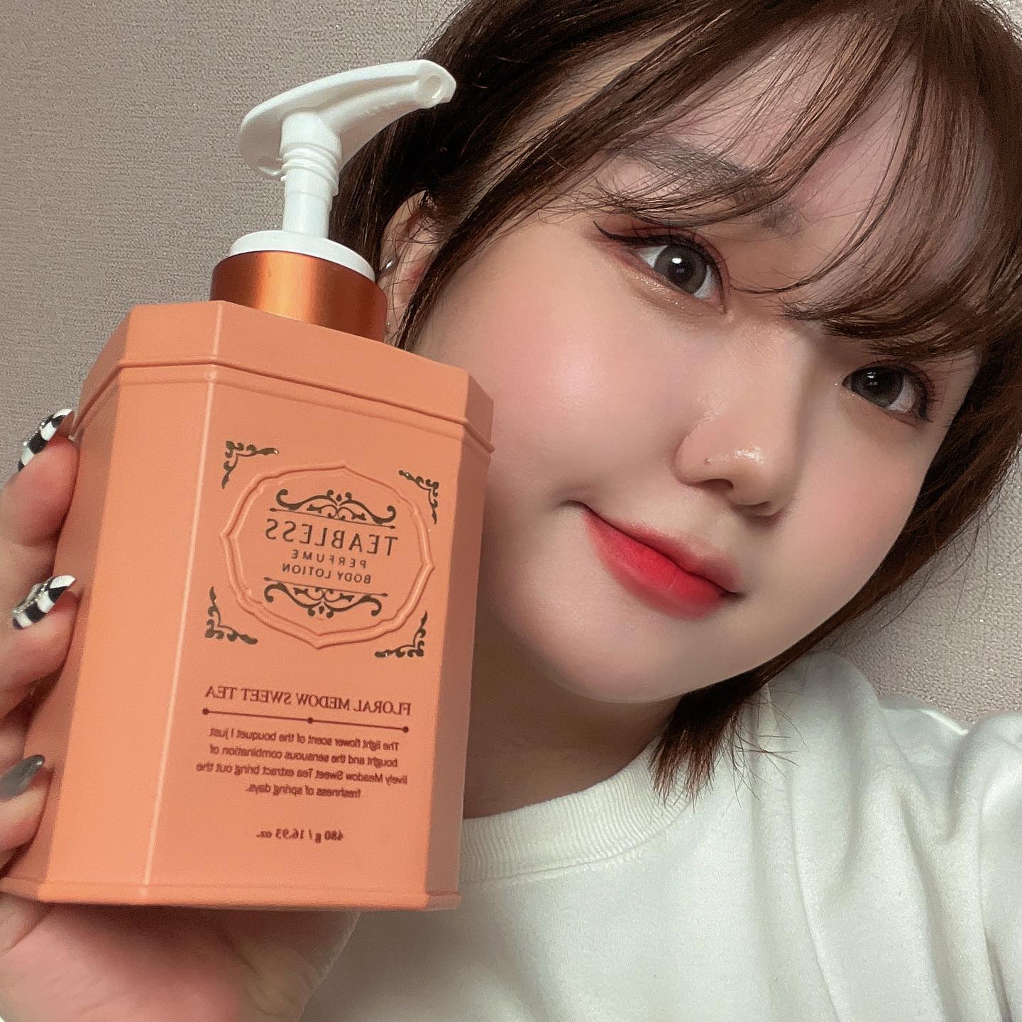 #티블레스 #ad #협찬
teabless_official 에서 여름의 따사로운햇살을 담은 꽃다발 향인 플로럴 메도우스위티 바디로션을 협찬 받았어요💐

은은하게 꽃향이 나면서 산뜻하며 살짝의 달달한 향이 나서 향에 민감한  저 조차 매우 맘에 드는향기를 담은 퍼퓸케어라 향이 진하지 않아 매우 좋아요!

저자극 안심케어 와 비건 인증원에서 인증 받은 클린 비건 브랜드에요~🌱

미백첨가로 자극없이 수분 케어 가능! 생기를 부여하는 메도우스위트티 추출물이 함유되어있습니다🤗

#티블레스 #로션 #바디로션 #바디로션추천 #향좋은바디로션 #향좋은바디로션추천 #퍼퓸바디로션#퍼퓸바디로션추천 #향좋은핸드로션 #클린뷰티 #비건로션 #저자극바디로션 #플로럴향 #꽃다발향 #향수 #집들이선물 #선물추천 #생일선물추천 #카카오선물하기 #카카오선물하기추천