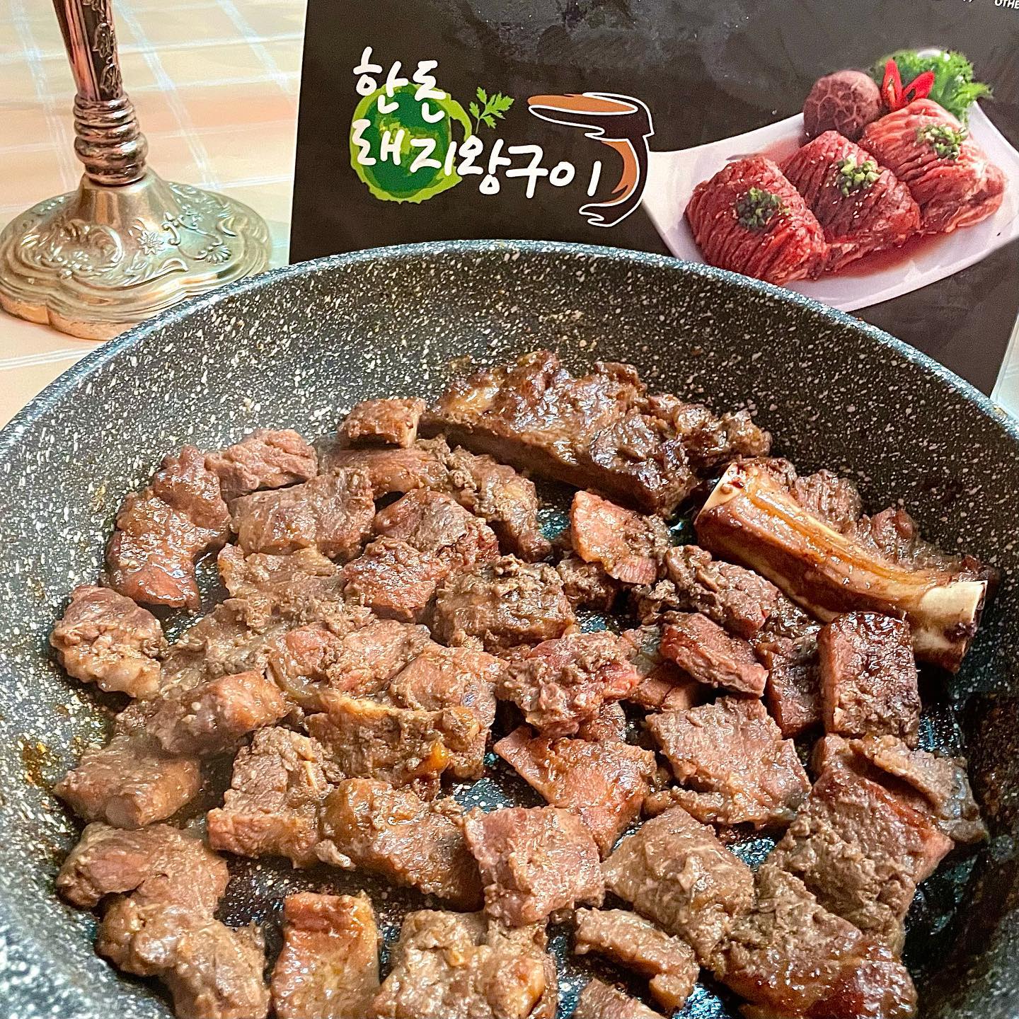 #협찬 #광고 입니다❤️❤️❤️❤️❤️
오늘은 실제 갈비전문점에서 판매중인 #국내산양념갈비 를 가져와봤어요ㅎㅎ
엄선된 국내산 돼지고기로 옛날 전통방식의 수제로 빚어 천연 과채양념으로 맛을 더한 맛도리 #한돈 갈비랍니다👀
동생이 연신 맛있다고 말하며 좋아하는데 굽기만 한 제가 다 뿌듯..!!ㅎㅎ
바쁜 일상을 보내느라 쉽고 간편하게 보관 조리 할 수 있는 제품을 찾고계신 분들이나 캠핑 여행가서 드실 음식을 찾으시는 분들께 추천드리고싶어요😎

구매 링크 : https://smartstore.naver.com/oraefood/products/9166410900