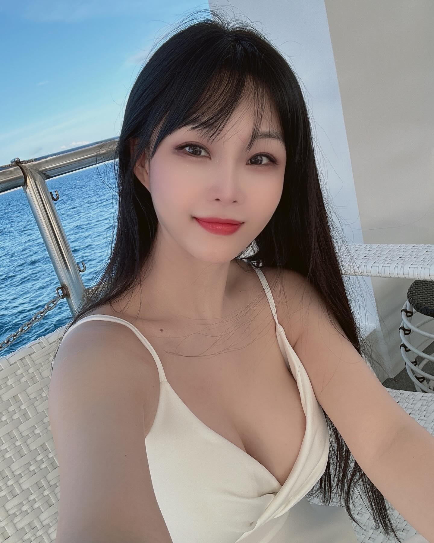 ❛리쥬란❜ 효과 궁금하셨던 분들 ??
기사보니 배우 한예슬님이 리쥬란이랑 울써마지를
1년에 한번씩 받는다고 하더라구요,
그래서 저도 하고싶은 관리였었는데 ,
⠀
제가 제일 많은 받은 질문들이
제일 효과 좋았던 리프팅 레이저 뭐야?
리쥬란 해봤니? 이거 였는데여.
저는 손주사 리쥬란 받고 트러블이 올라와
다신 안했었는데, 이번에는 튠 의원 샘 믿고
재도전 했어요.
생각보다는 아프지 않아서 오? 했어요 .
🫶🏻 역시 튠의원!
⠀
결혼 전 피부관리는 역시! 리쥬란이라고 하잖아요?
특별한 날을 평생 아름다운 추억으로 간직하고 싶은
예비 #신랑 #신부님들을 위한 압구정 튠의원
추천 1위 시술 ❛리쥬란❜ 피부 재생을 도와 피부 자체를 탄력 있게 가꾸어 #웨딩촬영과 #예식당일
더욱 광채나고 환한 피부로 빛이 날 수 있게 해줘요.
⠀
❛리쥬란❜ 효과
#아이리쥬란풀페이스 시술의 경우 눈가 시술만이
아닌 얼굴 전체적으로 시술을 진행함으로서
재생 , 탄력 , 유수분발런스 이외에도 추가적으로
속건조개선 및 환한광채피부 , 모공 , 잔주름개선 ,
트러블케어까지 효과가 좋아 만족도가 높은
인기 1위 시술입니다. all in one 피부보약이쥬~👍🏻
⠀
압구정튠의원에서는 리쥬란 시술 통증에 대해
두려움이 있는 환자분들을 위해 더마샤인프로 장비를 통해 통증과 다운타임 (멍/붓기/출혈/엠보 등)
최소화해 편안하게 리쥬란 시술을 받고 있어요!
⠀
제가 받아보니 엠보는 하루면 거의 들어가고
붉은 주사바늘 자국은 2-3 일 정도 갔어요 .
통증이나 다운타임 걱정 하시는 분들
베이비 리쥬란 추천해요 !!!
한달 간격으로 보통 3 회정도가 효과적이라고 해요.
피부미인 됩시다 ♥️
⠀
⠀
#아프지않은리쥬란 #무통리쥬란 #아이리쥬란풀페이스 #아이리쥬란 #리쥬란 #리쥬란힐러 #압구정튠의원 #피부관리 #관리하는여자 #관리 #주름관리 #피부과추천 #피부미인 #압구정 #압구정피부과 #뷰스타그램 #뷰티스타그램 #인플루언서 #소통스타그램