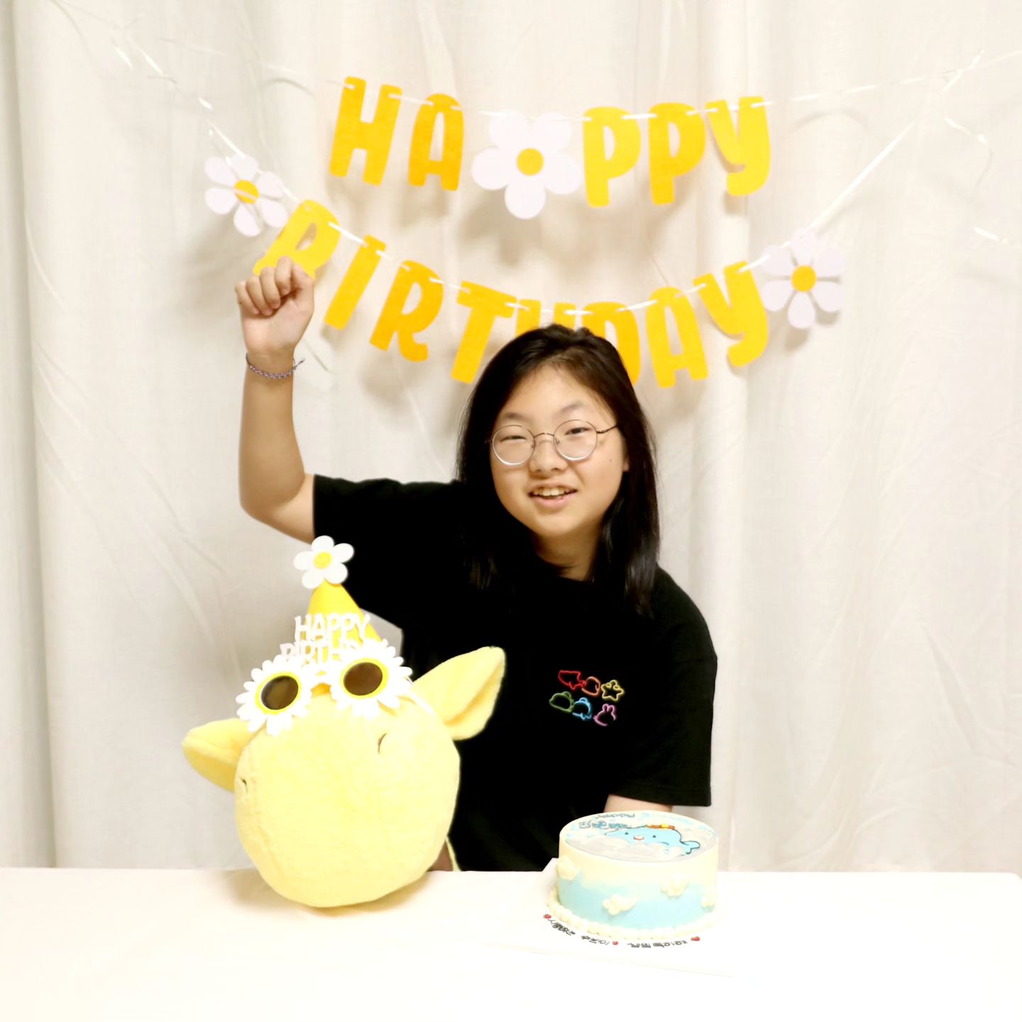 울 꼬맹이 12번째 생일 <2024.7.14>일요일
초등학교 마지막 생일 인데...

학교행사. 시험. 주말. 외식 이래저래
바쁘디 바쁜 나날을 보냈구만요 !!
생일날 주말 아침 부은눈으로 생일 맞이하기 !!
올해는 가족들이랑 맛있는 점심 먹기 
잘 자라주고 있어서 고맙도 기특한 빈이 ^^

꼬맹이 최애 캐릭터로 서프라이즈... 엄청 조아라 하심 

#생일기록 #빈이생일 #생일케이크 #맛나다그램 
#잠뜰티비 #잠뜰 #믹쓰커피케이크 #잠뜰케이크
#아빠표사진📷 #울꼬맹이 #생일날 #기록