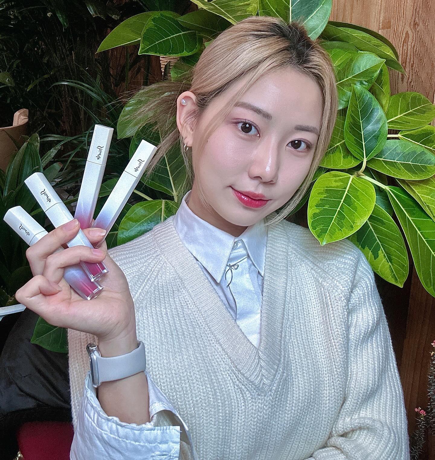 #협찬 탱글탱글 

#립글로우 끈적임이 있어서 잘 안쓰고 
거의 매트한 립만 사용했었는데

요즘 건조한 시기에 촉촉한 플럼핑 입술인 
탕후루립이 유행이잖아요~? 
저도 따라해 보고 싶었는데 요번 기회에 도전을..🤭🤭

8중 히알루론산 복합체'가 수분감을 부여해주어 
각질 입술도 각질 잠재워주고
샤인 에센스 오일 콤플렉스가 수분 증발 차단해줘서 
하루 종일 촉촉하게 남아 있어요~~👏👏

.
.
.
shionle 
#션리 #립글로스 #립틴트추천 #립글로스추천 #립플럼퍼