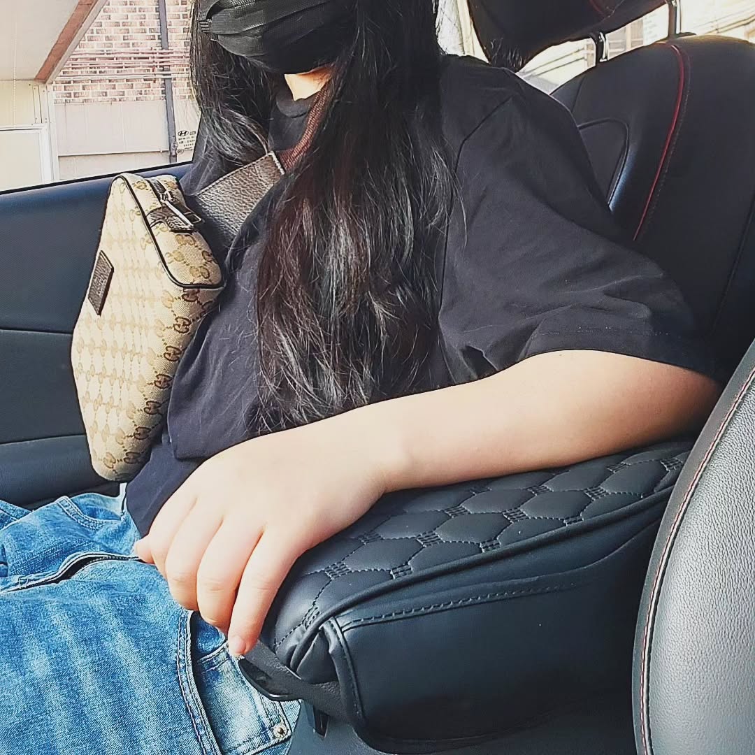 #협찬 
SUV 운전하시는 분들은 다 공감하는 필수템! 콘솔이 낮아서 장거리 운전할 때 팔을 어디다 둬야 할지 애매하고 불편하잖아요. 저도 그랬는데, 모터리언 논슬립 콘솔 팔걸이 쿠션 하나로 완전 편안함을 찾았어요! 😆

일단 푹신함이 남달라요. 기존에 낮고 작은 콘솔박스 위에 이 쿠션을 올리니까, 팔을 올려놓을 때 안정감이 확 달라지더라고요. 넓은 면적 덕분에 팔을 편하게 올려놓고, 운전할 때 자세도 자연스러워져서 장거리 운전에도 피로가 확 줄었어요. 운전이 이렇게 편할 수 있다는 걸 이제야 알았네요!

특히 인체공학적인 설계 덕분에 팔이 딱 맞게 잡히는 느낌이에요. 메모리폼이라 제 팔에 맞게 착착 감겨주고, 장시간 운전에도 편안함이 유지되더라고요. 그리고 최고급 나파 가죽이라 통기성도 좋아서, 여름에도 땀 걱정 없이 쾌적하게 사용할 수 있었어요. 고급스러움은 덤이고요!

거기다 측면 수납 포켓까지 있어서 작은 소지품을 깔끔하게 보관할 수 있는 것도 완전 센스! 공간 활용성도 높고, 차 안 분위기도 업그레이드된 느낌이랄까요? 디자인도 고급스럽고 내구성도 좋아 보여서 오래오래 잘 쓸 것 같아요. 승용차,SUV 할 것 없이 콘솔쿠션은 차량필수템이라는 생각이 들어요.

#팔걸이쿠션 #차량용쿠션 #차량콘솔쿠션 #모터리언 #장거리운전꿀템 #자동차인테리어 #메모리폼쿠션 #차량용수납