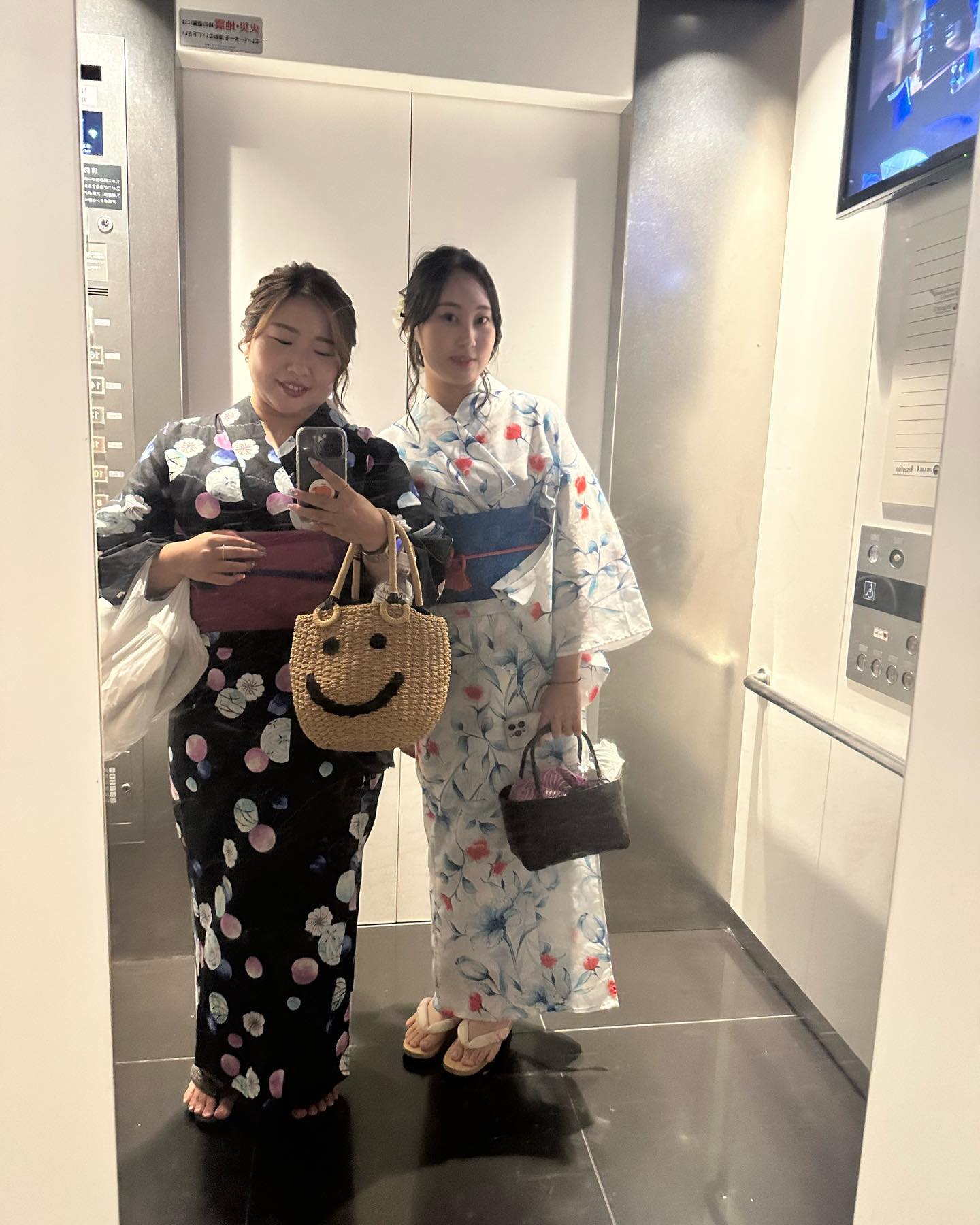 🇯🇵Day3
유카타입고 하나비보러 갔다 왔어요😍
첫하나비!! 대성공!! 하지만..다음엔...
유카타 안입고 그냥 가겠어요...
너무 덥고...힘들었다..ㅎㅎ

浴衣着て花火を見に行ってきました😍
初めての花火！！ 大成功!! でも..次は······
浴衣着ないでそのまま行きます···
暑すぎて······大変だった😭

#도쿄여행 #도쿄 #하나비 #여행 #여행스타그램 #일본 #일본여행 #좋반 #좋아요 #좋아요그램 #花火 #東京 #東京旅行 #旅行 #いいね #いいね返し #일상 #일상소통 #일상기록 #일상그램 #소통 #소통환영 #소통스타그램 #좋반테러 #좋반환영 #팔로우 #팔로우백 #팔로우백 #팔로우늘리기