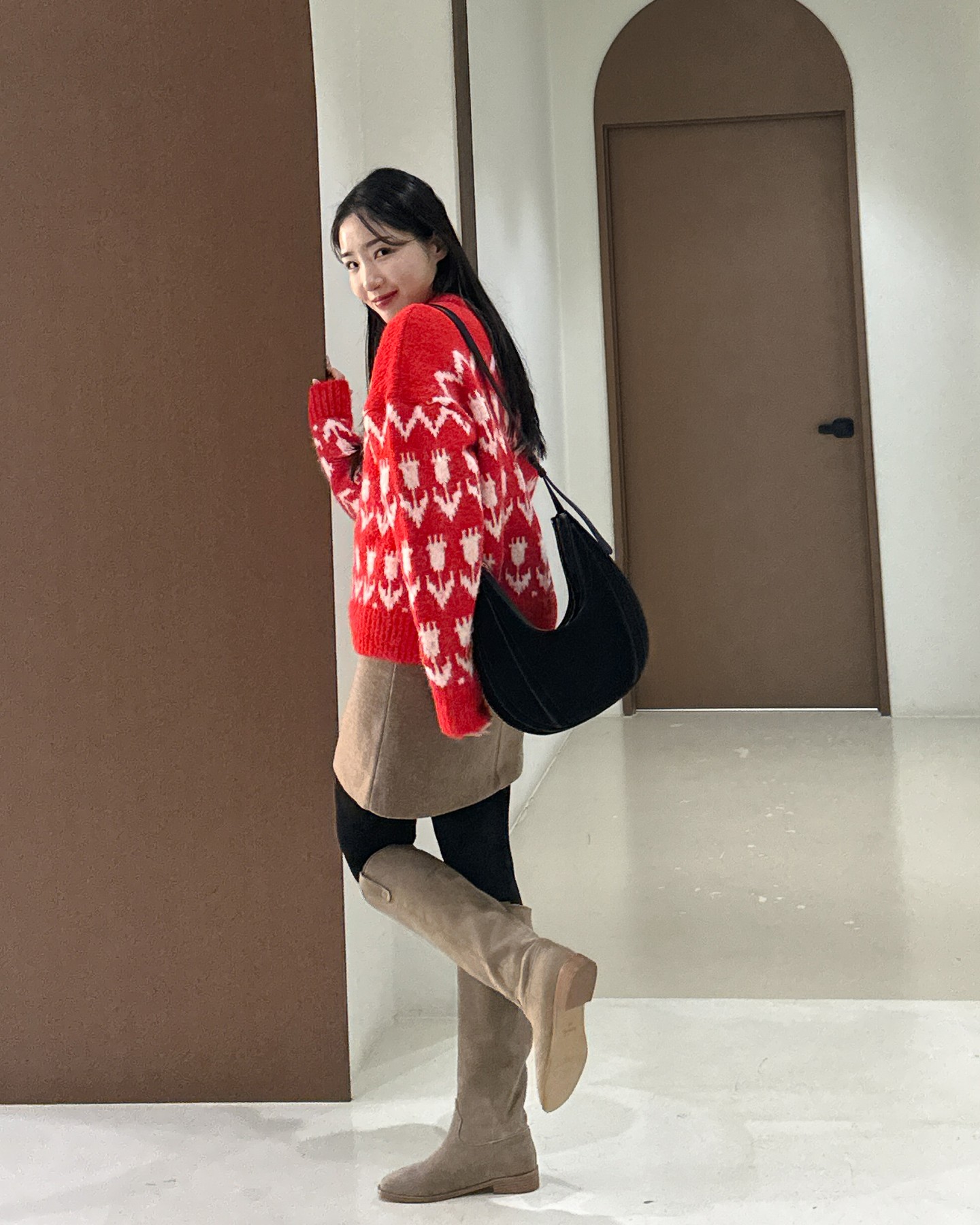 #협찬 folnua_official folnua_archive 

요번달만 몇번이나 들고 외출했는지 모르겠는 #폴뉴아 #오벌백 . 어깨라인을 감싸는 듯한 쉐입도, 겨울과 잘 어울리는 스웨이드 재질도 너무 너무 예쁜걸요 🖤 수납 공간도 넉넉한데 쉐입도 깔끔하게 유지되니까 세련되기까지 ! 다들 내 가방 그만 탐내 - .. ヾ(◍’౪`◍)ﾉﾞ♡

#folnua