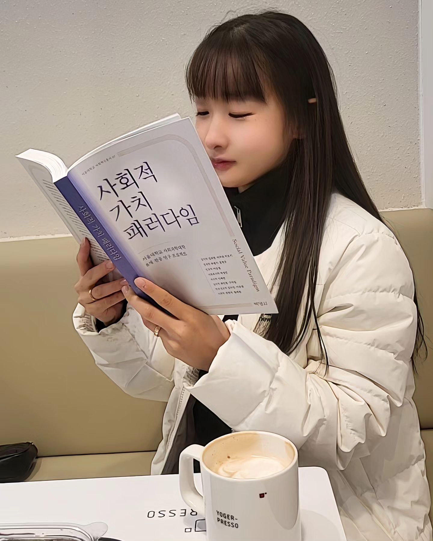 #협찬 이번년도 책 얼마나 읽으셨어요?🍁

요즘 날씨가 많이 춥지 않나여
2주전에 걸린 감기가 아직도 남아있고 점점 더 심해지는 것 같네요ㅠㅠ 

병원에서는 쉬라고 쉬어야한다는데
일이많아서 쉴세가 없네여ㅎㅎ

인님들도 건강 조심하시구 감기 걸리지않게 항상 따뜻하게 다니세여🙏🏻💕

• 서울대학교 사회혁신총서
사회적 가치 패러다임 
사회적 가치 실현에 대해 관심이 많은 편인데여

사회적 가치라는 개념 또한 어떤 방향에서 바라보는가에 따라 본질은 같지만 다를 수 있다고 생각이드는데요 

사회적가치 패러다임은 정치학, 경제학, 인류학,  사회복지, 지리, 언론정보, 사회학 8개 전공의 교수님들이 집필한 도서로 사회적 가치라는 것은 어느 한면에서만 보는 것이 아니라는 이론을 이야기 하고있어요

•사회적 가치를 돌볼 수 있는 다양한 지식적 내용을 살펴볼수있어요

사회적가치에 대해 다시한번 배울 수 있는 좋은 기회가 될것 같아여

parkyoungsa_

#협찬 #사회적가치 #사회적책임 #사회적기업 #사회학 #사회학책 #사회과학책 #서울대학교 #사회학자