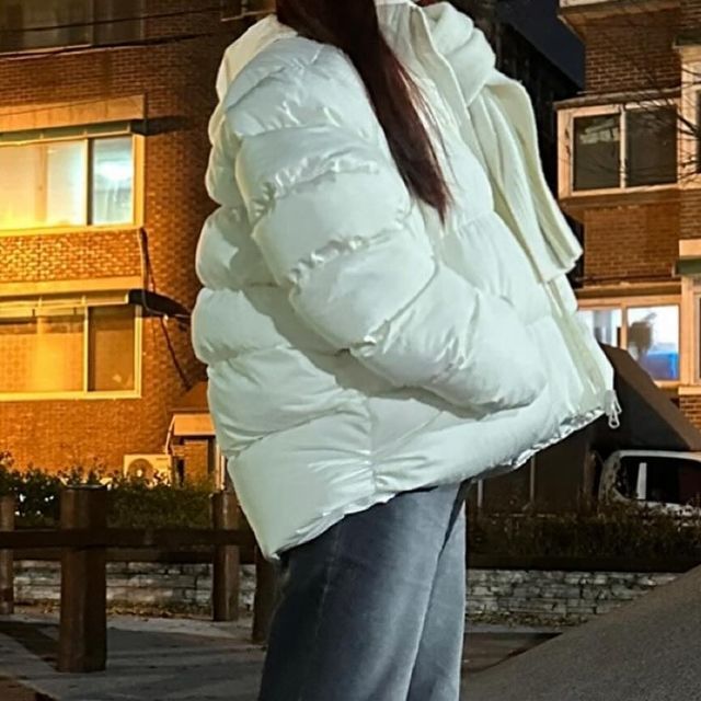 서여원 on Instagram: "#협찬 왕방 귀여워서 포인트 주기 좋은 숏패딩🫨 @standarderror_official ㄴ POLY 100% 🤍 ㄴ 프헌트와 백 길이가 다른 언밸런스 실루엣의 하이넥 오버핏 패딩 ㄴ 밑단에 스트링
