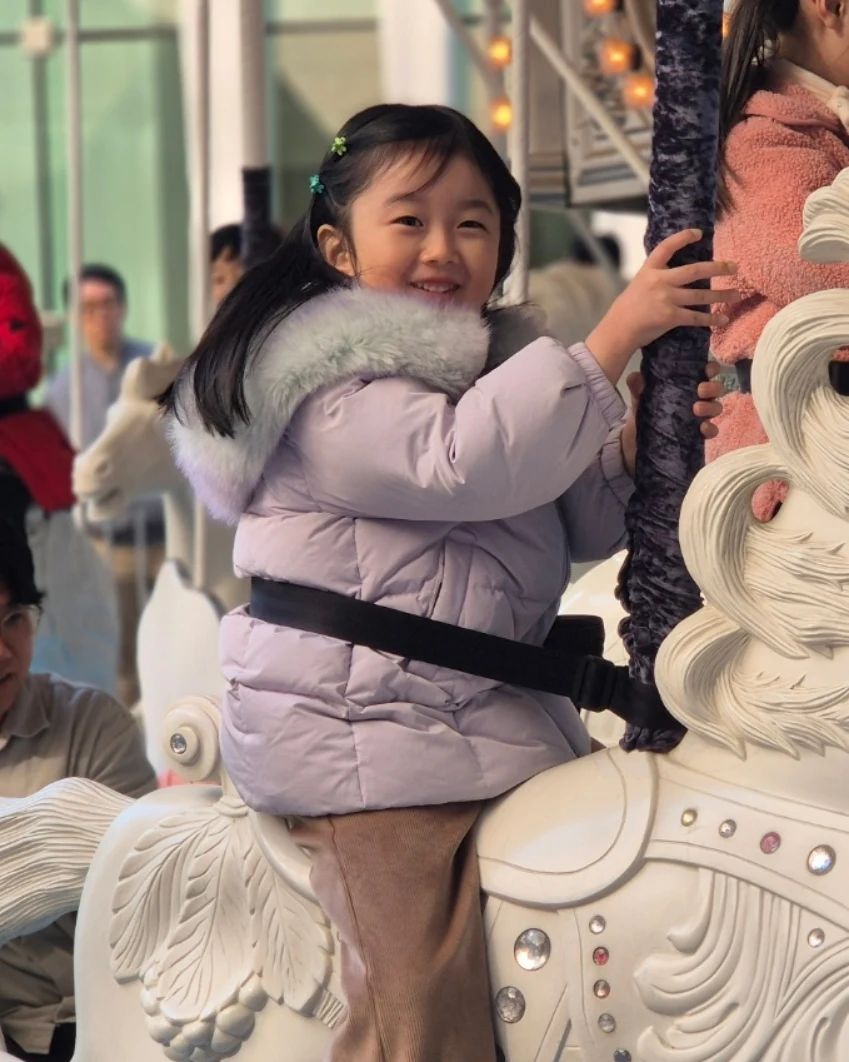 지나가다 들린 판교 현대백화점 🤗 
멀어서 다신 올일이 없을듯하지만..
너무 잘되어있어서 판교역 앞에 살고 싶네 ㅎㅎ
그나저나 뭣 모르고 들어간 메종키츠네 카페 여우쿠키 가격 실화니..?🧐
이제 제법 카페가면 한자리 차지하고 앉아서 엄마 나 이거 시켜줘 저거 시켜줘 1인분을 톡톡히 하는 그녀ㅎㅎ