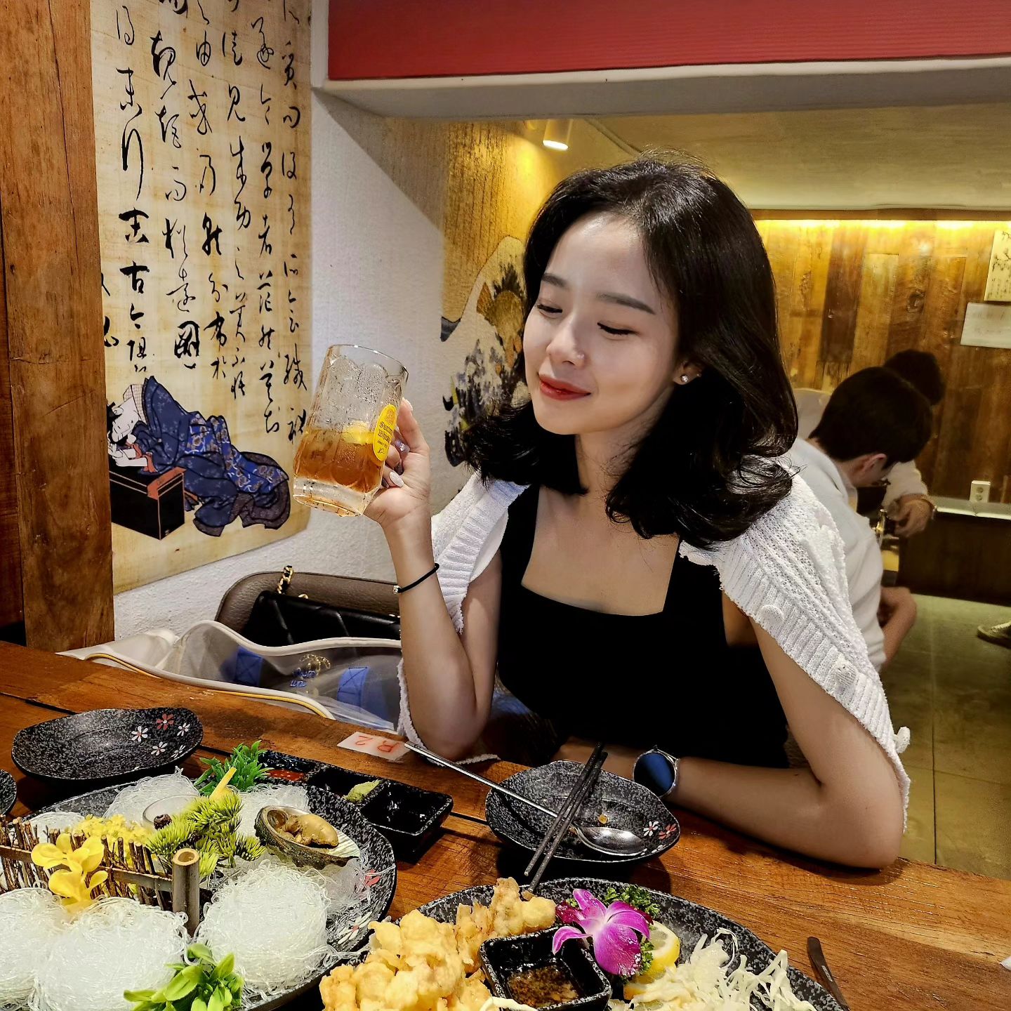 #협찬 

짝꿍이랑 가로수길 갔다가
야장 테이블에서 모둠회에 쏘쥬🍶 한 잔 
얼~매나 씐났게요 😆

오디서? 가로수 '그 곳'에서!!!!!
#지극한광고느낌 🙋🏻‍♀️

뭐.... 물론.....
소주는 입에 대지도 못했으나😖
단백질 덩어리 모둠회에
생생싱싱 전복까지😍
세상 행복회로 제대로 돌아간
맛도리 저녁이었다💓

여기까지 와서도
식단 나불나불하는 나를 보며
입 대빨 나온 짝꿍을 위해서🤣
오징어🦑튀김 주문했는데
나오는데 진짜 깜짝 놀랐음 
산처럼 쌓여나와서ㅋㅋㅋㅋㅋ
여기가 바로 갓성비 맛집이됴👍🏻

바 테이블에 앉아서
지나가는 사람 구경도 하고
선선한 가을 바람도 쐐고🍂

내 다이어트 무사히 끝내고
회쏘 제대로 조지러
기필코 다시 오리라.....!!!!!
#영원히못왔다고한다

👉🏻 서울 강남구 강남대로152길 29

street_tree._.there
#가로수그곳 #가로수길술집 #가로수길맛집 #가로수길카페 #가로수길핫플 #물회맛집 #물회 #회맛집 #해산물맛집 #강남술집 #강남맛집 #신사맛집 #신사역술집 #신사역맛집 #강남핫플 #데이트맛집 #역삼맛집 #압구정로데오맛집 #압구정술집 #강릉맛집 #속초맛집 #강원도맛집 #술집추천 #부평맛집 #합정맛집 #먹스타그램 #먹팔