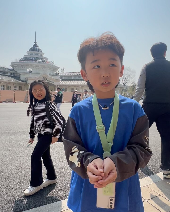 에버랜드🐼🩶
너랑 설이라서 더 즐거웠다아~
엄마들 기다리라하고 우리끼리 놀이기구 탔는데
오랜만에 타서 구토ㅋㅋㅋ설지호는 나 챙피했다고 함😅
너무 무서워쪄…😱나도 늙었나바…