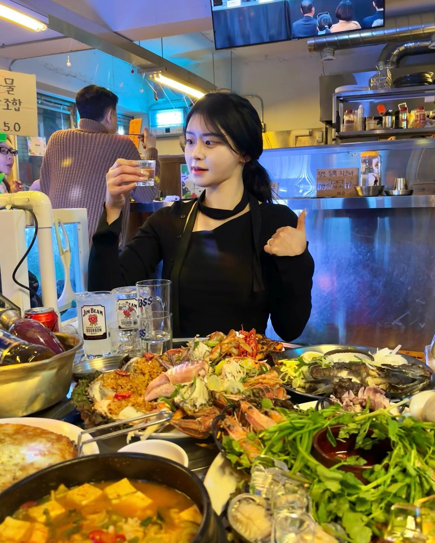 여기를 아신다면 진정한주당으로 인정합니다 🤪🍺
두발로 갔다가 네발로 기어나오기 SSAP 가능 👟
실내수조에서 주문동시에 잡아 요리해주시는
광안리 찐핫플 #짱구포차 🐟❤️
해산물이 초신선하고 맛깔난 레트로 #실내포차
꽃게안에 꽉-찬 볶음밥, 꾸~수한 된찌에 삼겹한입 🥘
특유의 포차분위기로 진심 술이 술술 😋
하정우가 울고갈만한 얼음동동 술냉장고에서
소주 맥주 막걸리 마음껏 술 가져다먹기 가능🍺
⠀
안주들도 저 비주얼에 가성비 미쳤음 ㅎㄷㄷ💦
진짜 광안리 눌러살고싶을정도….
이러니 웨이팅이 끊이질않는거군요….👍🏻👍🏻
가면 하얀꽃게찜+통오징어는 꼭 먹어주세요…🦑
우럭을 통째로 구워주는 우럭구이도 존맛탱🩷
바다를 통째로 옮겨놓아서 #광안리 #핫플 포차
90년대 추억브금으로 더 신명난다는 사실 ㅇ.<
광안리찐 주당분들이 알려주신 곳😋
⠀
광안리가면 여기 무조건 출첵하러 갑니두😋💛
⠀
기다리기 싫으신 분들 꼭 방문전 캐치테이블로
동태 살피고 가시기 추천❕
⠀
📍#광안리 #짱구포차 zzanggu_pocha 
ㄴ 부산 수영구 무학로 34
ㄴ촬영차방문했습니다.
⠀
🕐영업시간
월~목 17:30 ~01:00
금,토 17:30~ 02:00 일 17:30 ~ 24:00
⠀
⠀
⠀
#부산맛집 #부산술집 #부산수영 #수영맛집 #광안리맛집 #실내포차 #수영술집 #수영역 #광안리맛집 #부산핫플레이스 #부산핫플 #먹팔 #먹스타그램 #먹방 #광안리해수욕장 #광안리핫플 
⠀