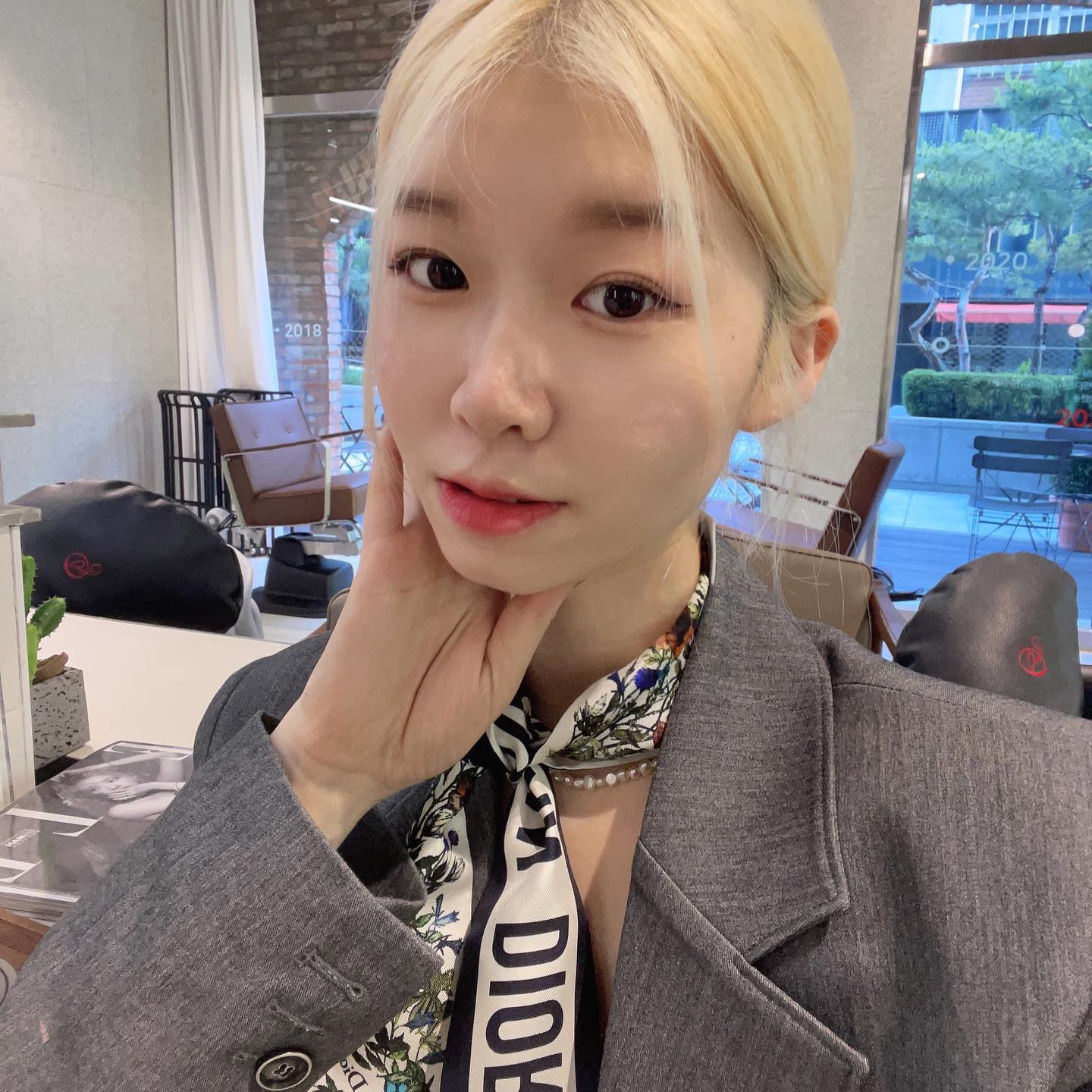 우리 대장님이 사주신 내 첫 디올🥹

성장시켜주셔서 감사하다고 제가 명품을 드려도 모자랄 판에 무려 디올 스카프를,,, 선물해주시는 우리 난주원장님,, 그저 빛,,갓 ,, 헤븐,,💛
아무고토 모르는 대구 촌년, 부자처럼 보이게 해주셔서 감사합니다🥰
앞으로 계속 더 크게 보답해드리겠습니다,,!!! 사랑합니다 😻😻

(이틀 차고 일했는데 뭐 묻을까 싶어 이제 일할땐 못챠겠습니다 ,,,,,,,,,)