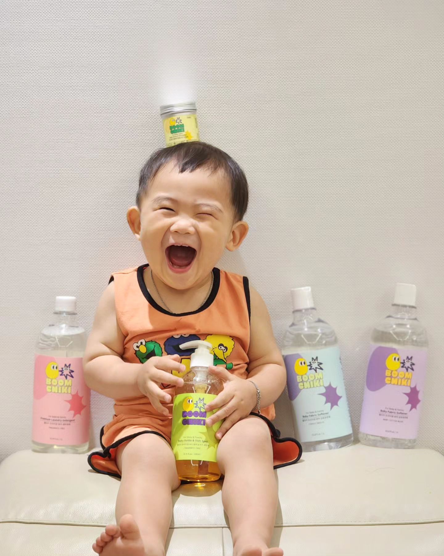 #붐치키 boomchiki.official

올 초 방문한 베페에서 우연히 붐치키 부스를 들려
짧은시간동안 대표님의 브랜딩 스토리와 제품 설명을 들었는데
❛ 정말 멋있으시다! 제품써보고 싶다! ❛  이런 생각이 마구 들었었어요.ᐟ.ᐟ

얼마전까지도 너무 써보고 싶은 브랜드로 기억하고 있었는데
좋은 기회로 붐치키 프렌즈로 활동을 하게 되었어요 - 야호 ! 🤍

베페에서 샘플로 받은 붐치키의 섬유유연제가
붐치키의 첫 입문 제품 었는데 ,
덕분에 섬유유연제를 왜 써야하는지 알게된 계기가 되기도 했어요〰️👀

세제의 잔여물 없이 깨끗한 세탁
세제와 더해져 더 강력한 세정력을 위해서
섬유유연제가 꼭 필요한 거더라구요 🪄

아이의 피부를 위한, 세제를 직접 만지는 엄마아빠의 피부를 위한 
🫧붐치키의 모든것 !!🫧
세탁세제, 섬유유연제, 주방세제, 타블렛 세정제까지 
열심히 사용해보고 찐찐 후기 가지고 올테니 기대해주세요 〰️🫶

‼️20일 부터 23일 (일요일) 오후 5시까지‼️
한포 톡 떨어트리고 흔들기만하면
젖병, 식기, 텀블러, 물통을 깨끗하게 세척해주는
✅️타블렛 세정제가 네이버원쁠딜에서 
1+1에 무료배송으로 구매할수 있으니 구경가보시길 바래요❣️

🫧Thanks to boomchiki.official

#붐치키 #boomchiki #붐치키세제 #유쾌한붐치키 #붐치키프렌즈 #붐치키프렌즈4기 #유아세제 #아기세제 #아기세탁세제 #세탁세제 #세제추천 #식물유래세제 #순한성분 #젖병세제 #주방세제 #식기세제 #세제 #출산선물 #출산준비 #임신선물