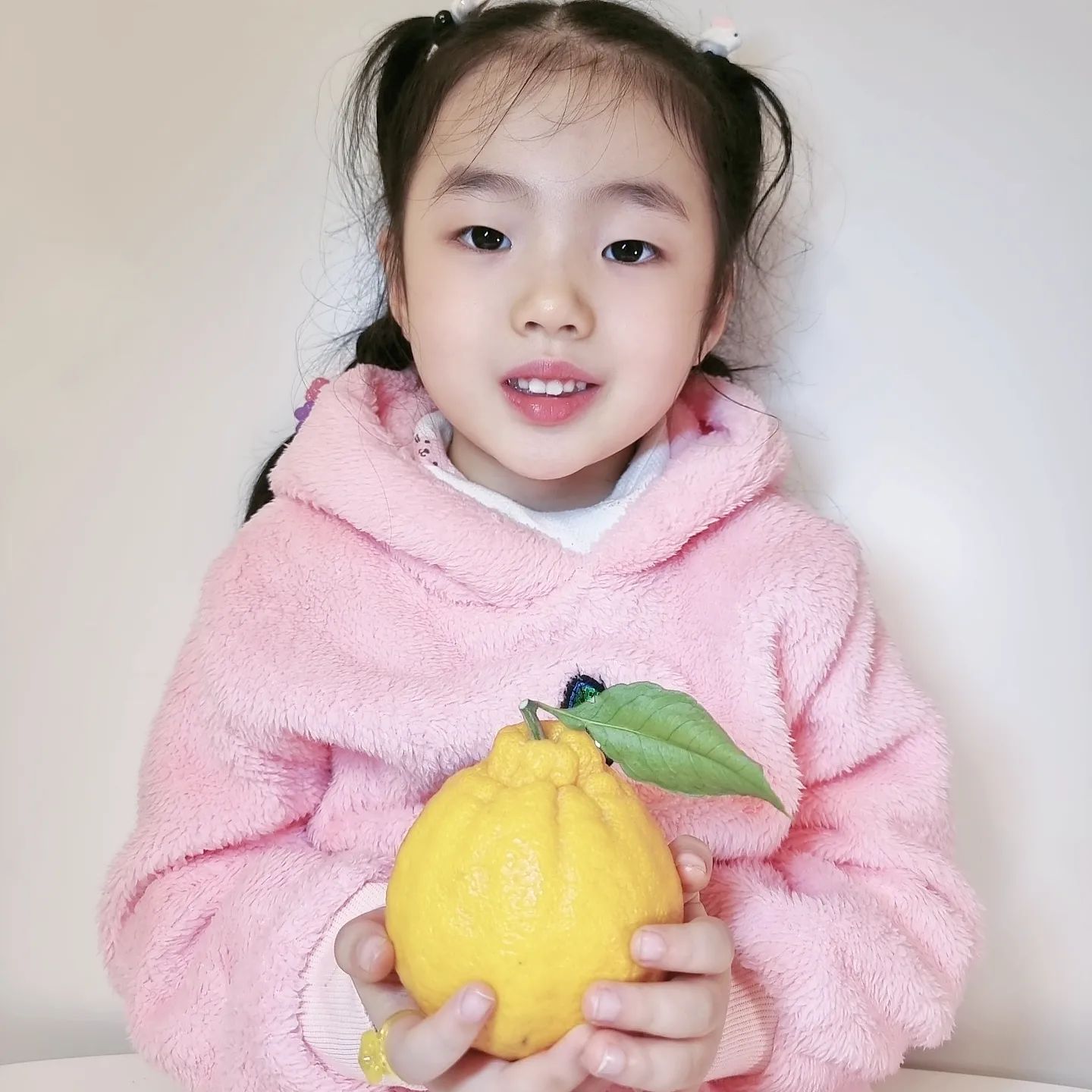 #협찬

이제 곧 2월, 2월하면 설날이 다가오고 있다는 것을 느끼는데요!!
저는 일찍이 어른들 선물을 고르는 중이에요~♡ 
모두가 그렇겠지만 여유있지 않은 주머니 사정에  가성비가 좋은 선물세트가 없을지 찾게 되는 법인데요! 

저는 '올제주 한라봉' 으로 최종 결정했어요 
이번에 선물용 기획세트가 나온 것인데요 
감싼 것이 광목 보자기라는 점부터 우선 고급지기 때문에 정성스레 보이는 겉모양에 우선 끌렸고요!!
어디 하나 눌린 곳 없이 도착하는 택배 박스까지  너무 느낌이 깔끔해서 좋았습니다.

🎇 구성은 ⁉️
📍 선물용 3kg 특대과(5~8과)
 + 광목보 포장
📍 선물용 5kg 특대과(9~15과 내외) + 광목보 포장

정말 알차쥬?

다 같은 한라봉이 아니겠냐고 하시겠지만 
올제주는 제주의 건강한 먹거리를 제공하는 대표적인 지역 농가 브랜드 중 하나이니 신뢰도가 높은 편이에요 
홍보물 하나하나 마저도 친환경적으로 재활용 소재를  선택하는 아주 섬세한 브랜드랍니다

선물용 세트에 들어가는 한라봉도 그 이상의 정성으로 가득차 있답니다 

꼼꼼하게 선별된 신선한 한라봉들로서 
직접 생산한 농가에서 가성비 좋게 산지직송 하는 것이랍니다

저는 저희 부모님 선물로 이만한게 없다고 생각이 드는데 
인친님들의 생각은 어떠신가요?
저와 비슷한 고민을 하셨던 분들이라면 
저와 같은 선택을 해보시는 것도 괜찮은 것 같습니다^^

올제주 한라봉 선물세트 강추입니다!

#올제주 #제주한라봉 #한라봉 #설선물세트 #한라봉선물세트 
#과일 #과일선물세트 #제주도 #설선물 #상견례선물