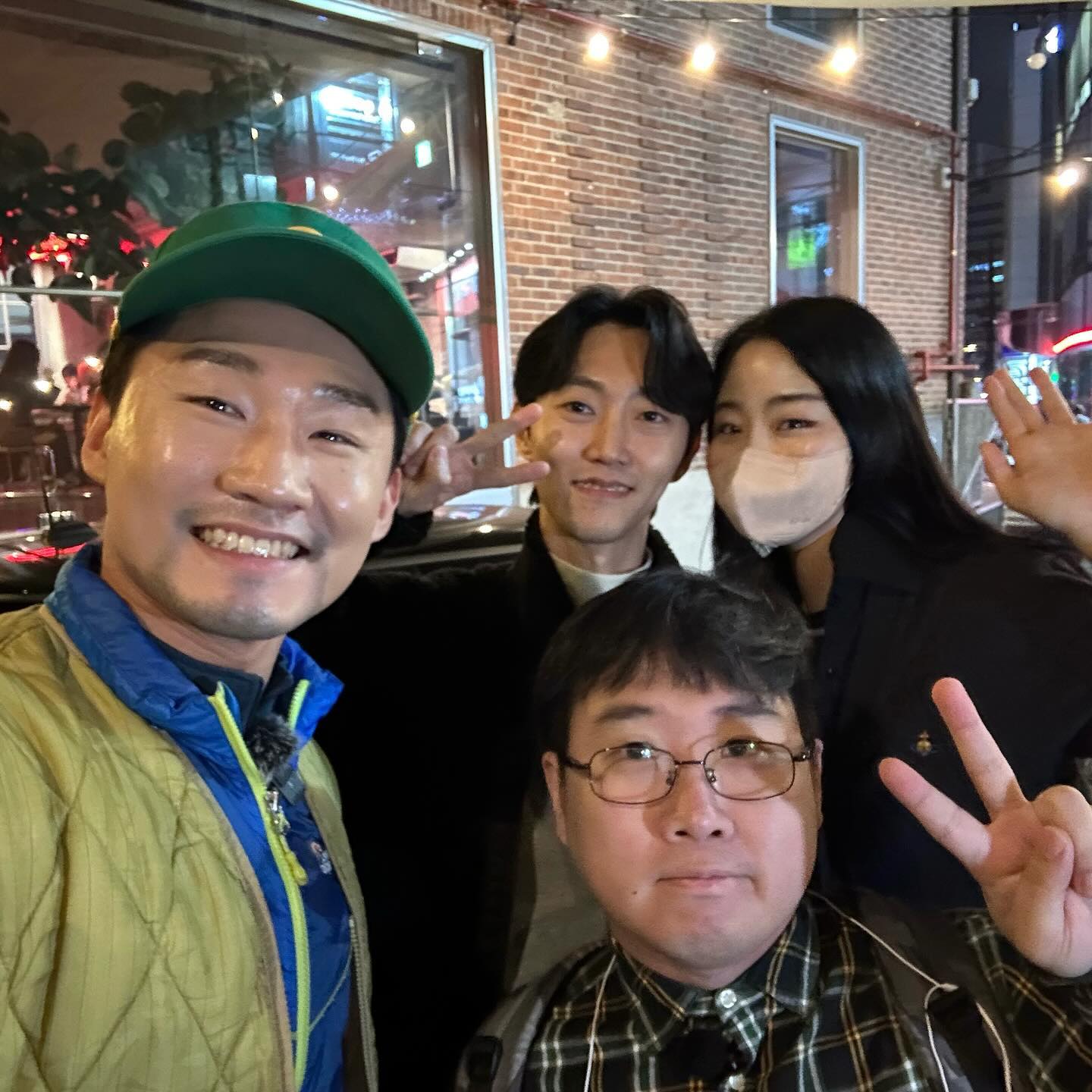 통편집안되었을려나...그래도 좋은추억🩵
가로수길 지나가다가 인터뷰 길거리캐스팅 되었어요ㅋㅋㅋㅋ얼떨결에 [ F남친 T여친 ]고충 썰풀었는데ㅋㅋ창원아재
 신규진님 공대체크남 최우선님 평소 컨텐츠 
너무 재밌게 보고 있었는데 꿈같은 실물영접🩵
너모재밌고 쏘친절 앤 착하심

기념으로 사진 찍어달라고 했는데 무려 7장찍으심ㅋㅋㅋㅋㅋ
꼰쭐아재 나오는 스튜디오유니코 쭈욱 흥하세요
🥳좋댓구알 가즈앙🩵 
studiounico.official choi.first 0dongtree