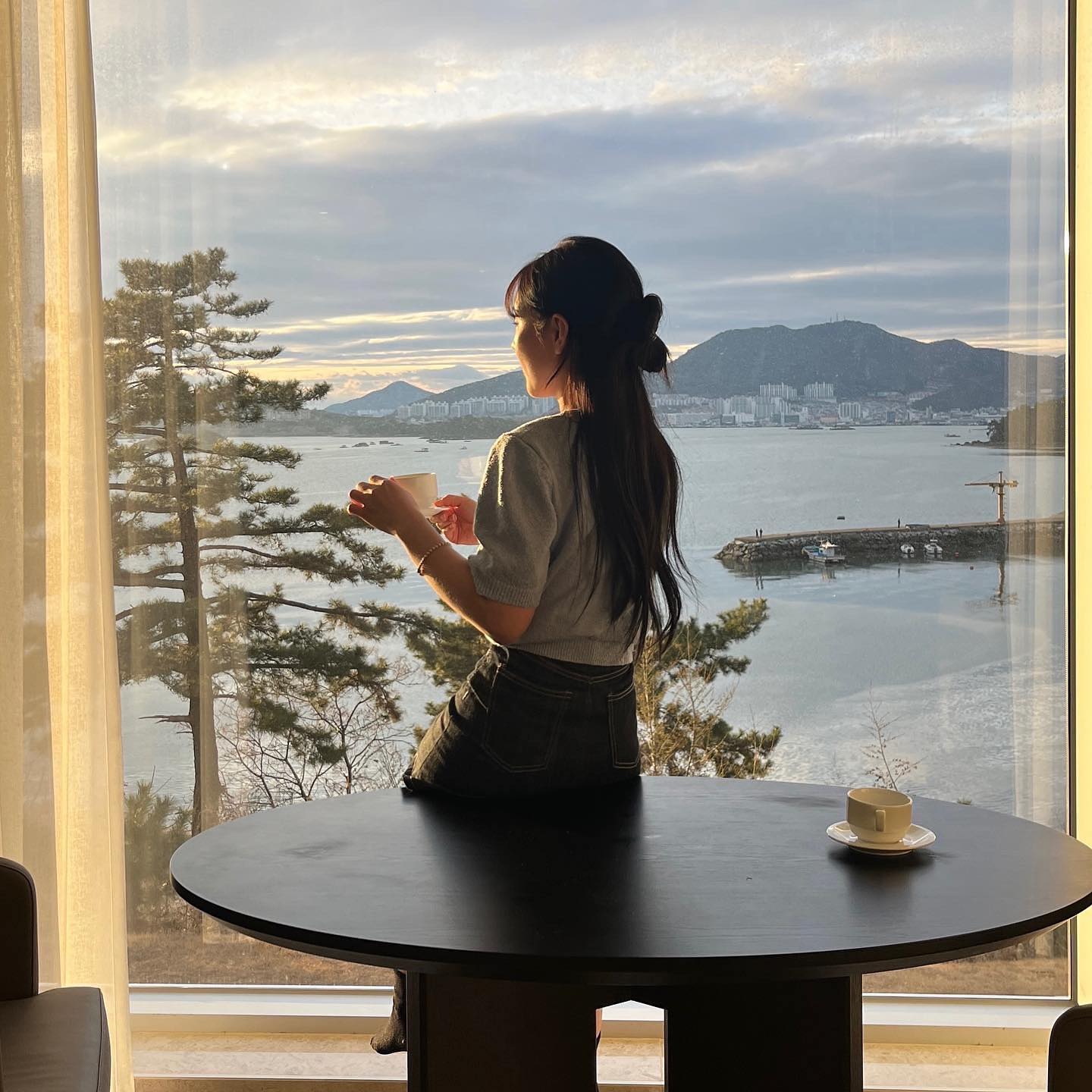 yeosu_laterrace_official 

통창 오션뷰에서 바다 보며 멍때리는 힐링 호캉스
깔라까따 호텔❣️ 

여수 라테라스 신축숙소 깔라까따 영스위트룸
가격도 10-20만원대 가성비 오션뷰 숙소🌊

✔️ 신축건물로 객실이 청결하고 통창 오션뷰로 
너무 아름답고 각종 관광지와 가까워 여행객에도 적합한 깔라까따호텔!

✔️ ‘여행온 여수‘ 에서 라테라스 숙박권, 렌트카, 워터파크티켓, 여수투어티켓 등을 할인가에 구매할 수 있으니 놓치지 마세요!!😆

🗺️ 전남 여수시 돌산읍 진모1길 29-26
⏰ 입실 3시 / 퇴실 11시
📍 10-20만원대
💌 침대2, 어메니티제공, 오션뷰, 욕실

#여수라테라스 #라테라스스프링페스타 #여수깔라까따호텔 #여수깔라까따리조트 #여수숙소 #여수호텔 #여수리조트 #여수가볼만한곳 #여수깔라까따 #여수여행추천 #숙소#오션뷰펜션 #감성숙소#노을 #여행 #맞팔 #숙소제공#스프링페스타