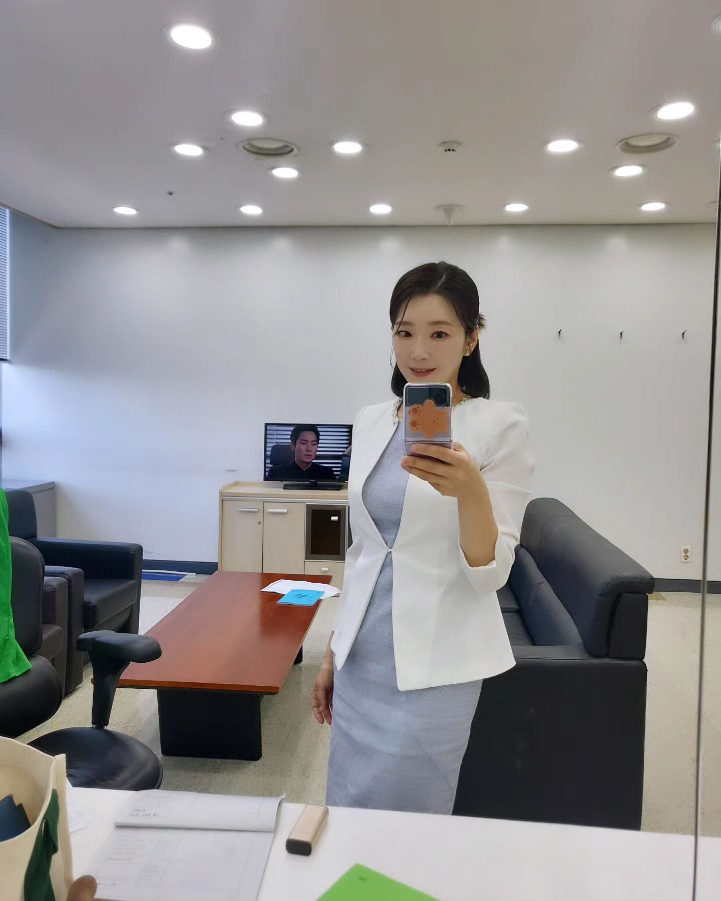 5월은 행사의 달🦁
촬영끝나고 행사장 가기 바쁜 일과였지만💥💚
 오늘은 머리에 재간도 부렸으니 대기실에서 사진은 남겨야죠.
 #어버이날 💮