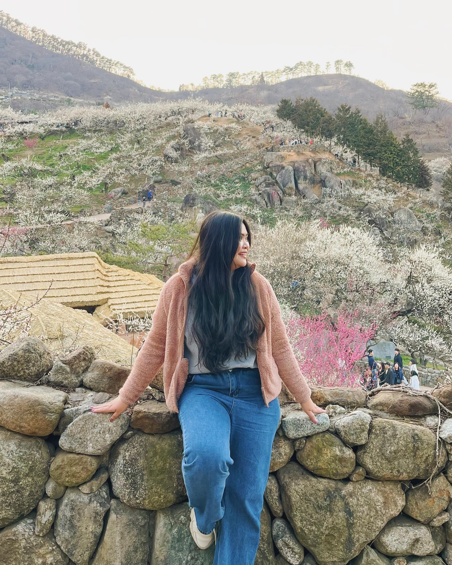 Semenjak mulai menikmati musim semi, semakin mulai suka bunga juga~ 

Sama kayak bunga yang mekar di waktu yang berbeda-beda… aku, kamu, kita juga punya waktu masing-masing untuk mekar 🌸

#봄여행 #매화 #벚꽃 #매화축제 #musimsemi