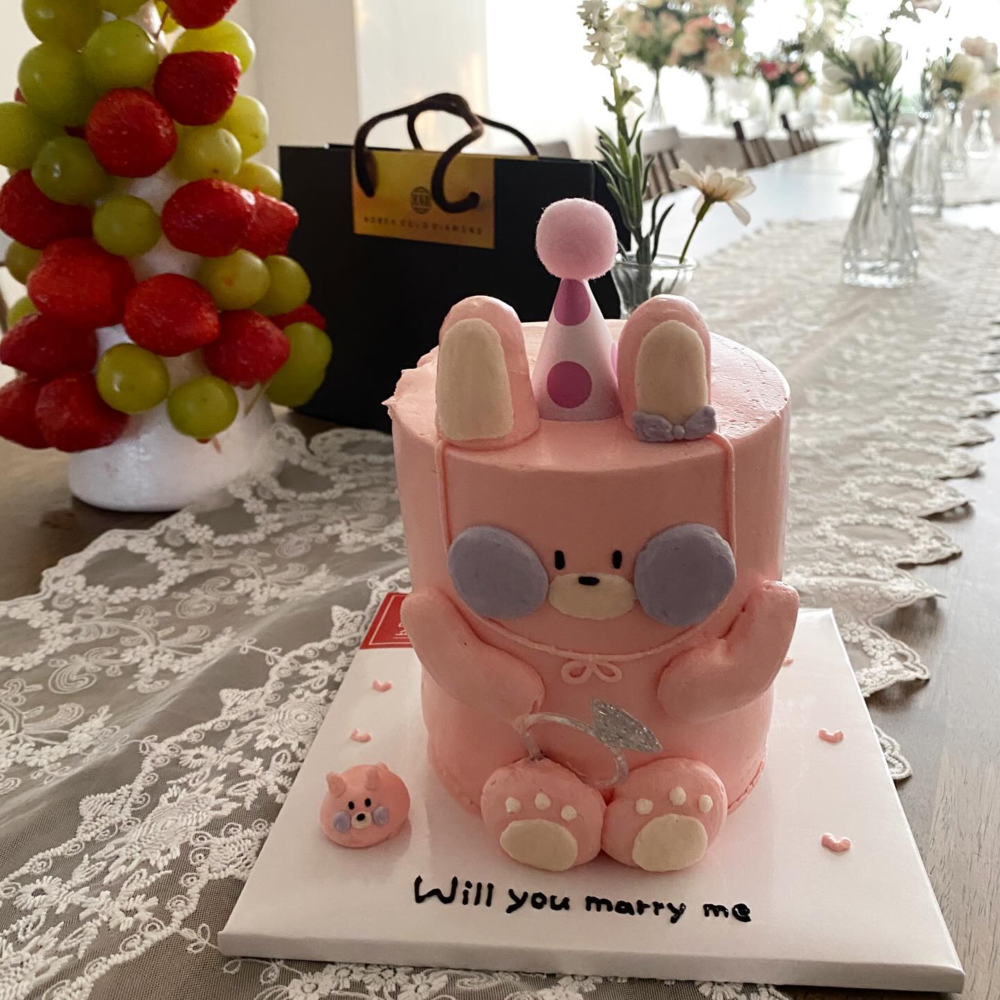 크리스마스 이브에 준비해본 프로포즈 대작전 ⭐️
한달 전 부터 미리, 영상 제작하구 프로포즈 진행할 장소 섭외해두고 머리속으로 구상하고, 캔들은 또 알리익스프레스에서 미리 해외 직구로 주문해두구 😆
그 중에서도 특히 신경써본건 바로 케이크였어요 🎂
크리스마스 하면 케익인데, 특별한 메세지 담아서 같이 선물 하고 싶었거든요 🎁

✅쇼케익스 프로포즈 케이크
-귀염뽀짝한 캐릭터 케익들이 가득한 곳!
-사장님이 진짜 스윗하셔서 더 마음이 가는 곳이에요
-이번에 말씀드렸던 토끼모양 프로포즈 케이크 진짜 찰떡같아서 보자마자 감동 🥺🥺

어머님, 아버님께 첫 인사 갔을 때 케이크도 진짜 예쁘게 해주셔서 짝꿍이에게 프로포즈 할 때도 쇼케익스에서 했는데 여기서 하길 정말 잘했다는 생각🍊🍊
원하는 디자인 있으면 찰떡같이 만들어 주셔서 크리스마스 케익이나 연말 모임 케이크로 주문 사심 듬뿍 담아 추천해요🫶
#강서케이크 #쇼케익스 #화곡동케이크 #맞춤케이크 #화곡역케이크 #프로포즈케이크 #캐릭터케이크  #캐릭터케이크주문