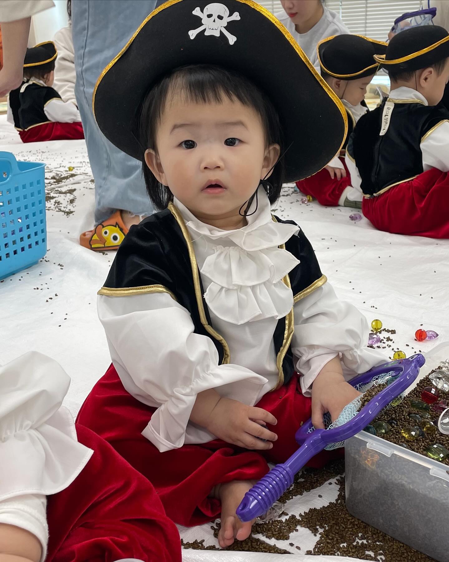 #문센데이 꼬마 해적왕🏴‍☠️

오늘은 드디어 삼총사와 다같이 문센 🖤
늘 정신없이 우당탕 급 끝남  ㅎ ㅎ 
울 애기들 귀여워 미쵸 💛
오늘 해적옷도 완전 찰떡 

#문센 #다행복한종합사회복지관 #롤리폴리 #라윤공쥬💛 #생후379일 #13개월아기