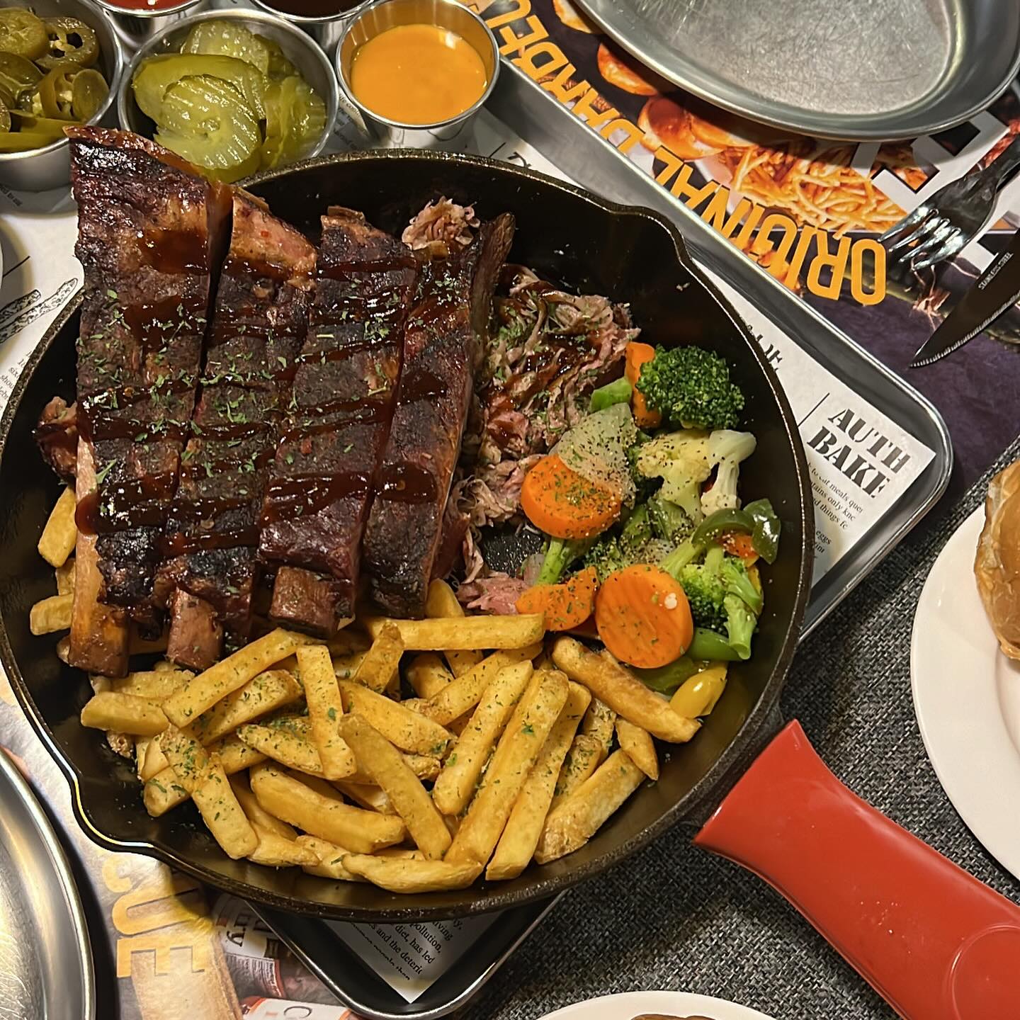 #협찬📍파주 심학산 - 해든 카페앤그릴 🍖
✔️2-3인 플래터🍴
(풀드포크, 스페어립, 케이준감자튀김,코울슬로,모닝빵)
바베큐가 모두 조리되어서 나오는 바베큐맛집 - ! 
데이트하기도 좋고, 가족끼리 외식와도 좋을만한
분위기와 바베큐도 맛있었어요 ღ’ᴗ’ღ 
모닝빵에 바베큐를 싸서 먹으면 더 맛나고요.
먹고 근교 드라이브하기도 딱이에요 !