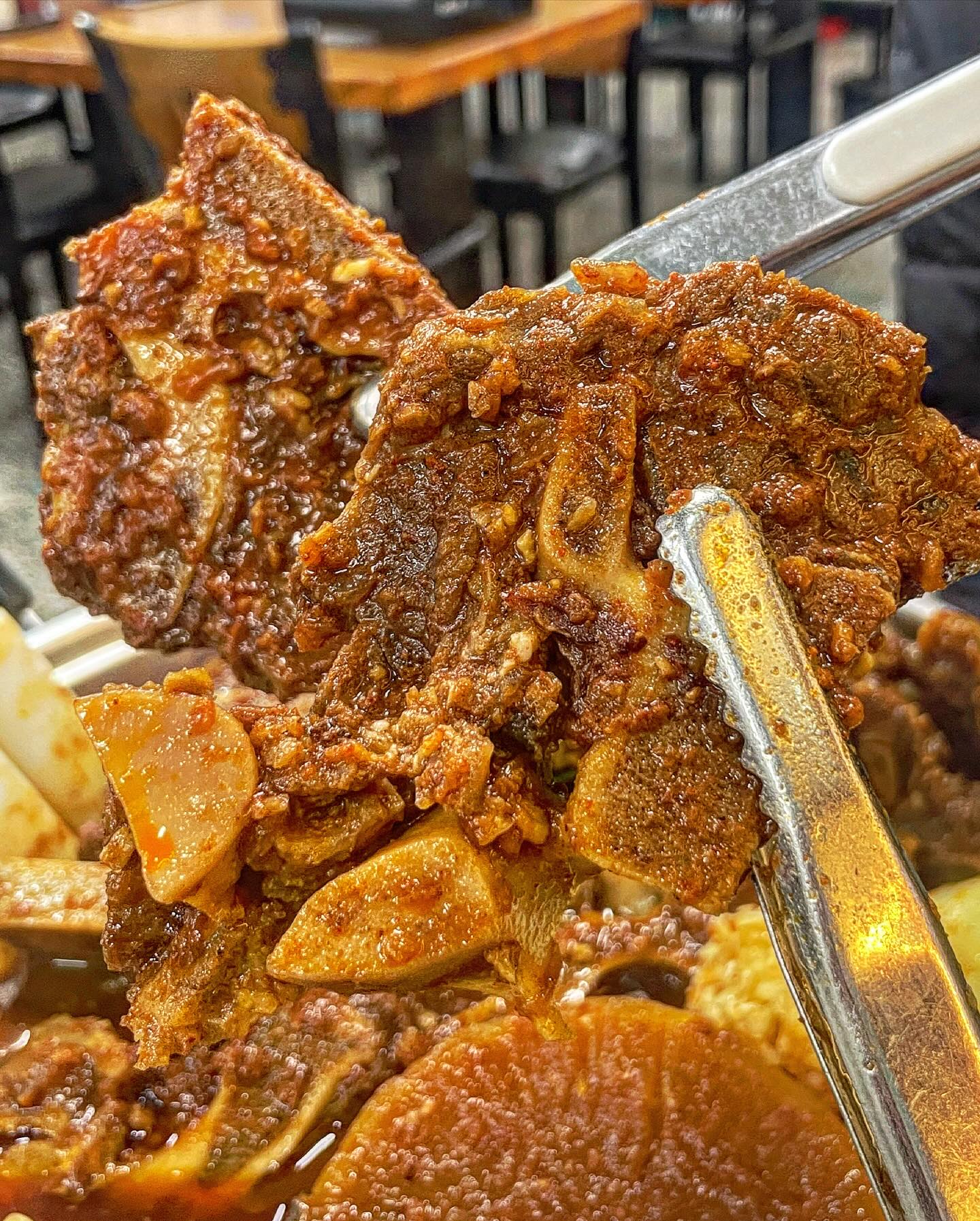 소주콸콸 붓게되는 6년 연속 블루리본받은 매운뼈찜&쟁반육면 맛집 #용문해장국 

55년 전통의 근본있는 맛집으로 술한잔하러 출동! 저녁에 방문하면 오후반 즉 안주용 맛도리 안주들과 소주 한잔하기 좋움❤️

얼큰한 매운뼈찜은 뼈탑이 쌓아져서 나오는데 옆에는 큼직한무,시래기,감자,떡 등이 풍성하게 들어가있다🥰 이미 주방에서 어느정도 끓여나온거지만 좀더 끓이면 뼈와 살코기가 집게만으로도 분리되어버림✨ 

살코기 싹발라서 양념에 졸여먹으면 더욱 맛있고 시래기도 올려먹으면 풍미작렬👍🏻 말랑콩떡 가래떡까지 먹어주면 배터지고도 남음❤️

뼈찜 계속 끓이면서 먹다보면 슬슬 매콤해지는데 옆에서 예쁜 비주얼에 고소한향 폴폴 풍기며 존재감뿜뿜하는 쟁반육면 먹어주면 매운맛 진압가능‼️부드러운 아롱사태와 소면 한껏집어서 먹어주면 면순이 행복❤️

블루리본 인증인데 안갈수가 없쥐🫶🏻 @@ㄱㅂㅈㄱ!

📍서울 용산구 효창원로 110 1층, 용문해장국 (용문동)

-

#용산구맛집 #용산구맛집추천 #용문동맛집 #효창공원맛집 #서울블루리본맛집 #블루리본맛집 #매운뼈찜 #뼈찜맛집 #쟁반육면 #효창공원가볼만한곳 #용산데이트 #먹방 #먹스타그램 #맛스타그램 #먹팔 #먹팔맞팔 #foodporn #좋아요반사 #좋반