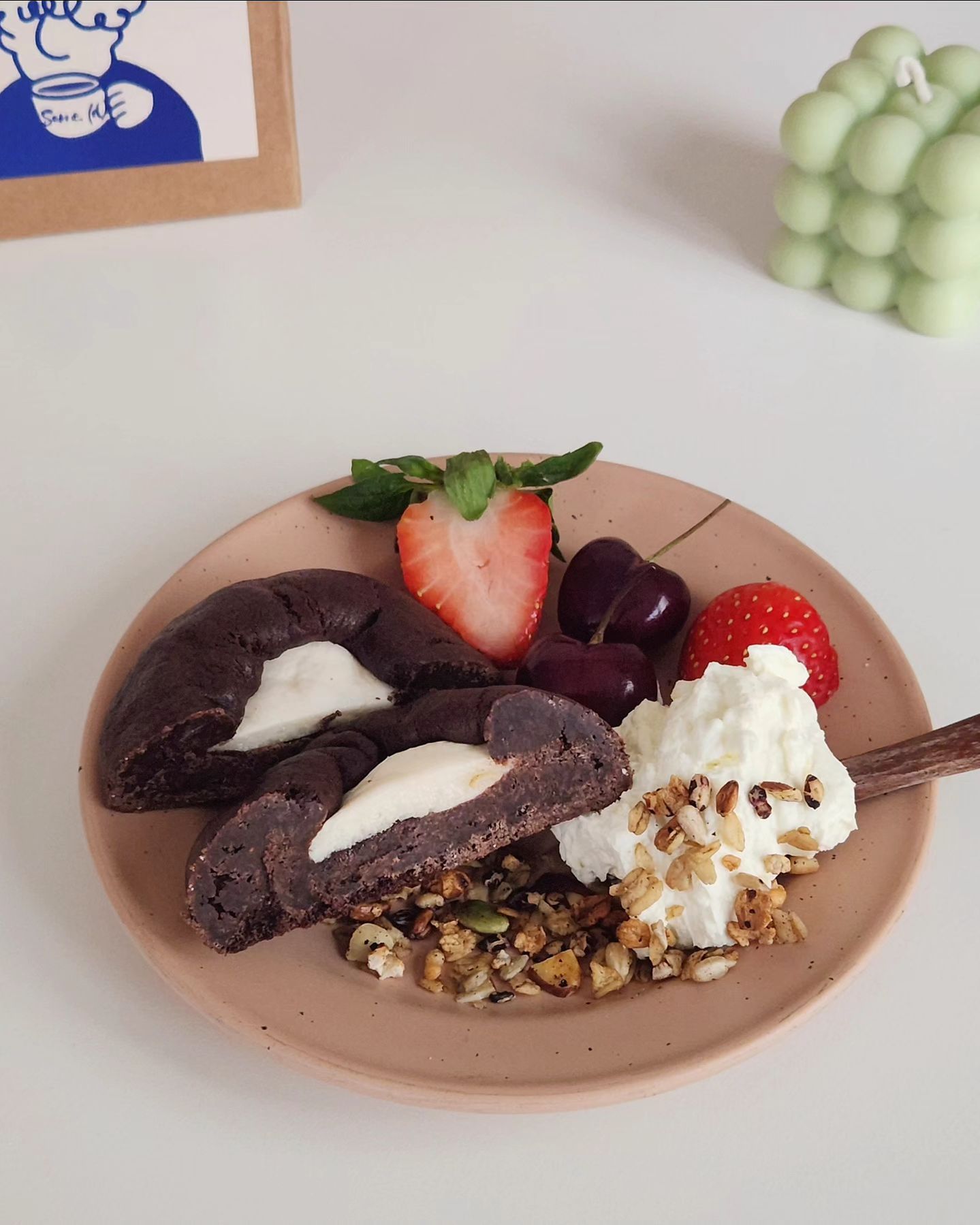 🍫 🍪 🍓 🍒 🍼

너모 맛있게 먹은 #비건이지 《오! 스모어쿠키》 🍫

생 초콜릿 먹는것 같은 저 쫀득 꾸덕한 부분이 완전 킥이었는데🤎
고급진 초코맛이 찌이이이~인해서 완전 행복하게 당 충전 완,, 🫡💥
쫀득 달달한 스모어부분도 너모 맛있구, 일단 큼직+묵직해서 합격🎖

비건이지 쿠키들은 비건&글루텐프리인데, 흰밀가루나 흰설탕도 XX🩷
그냥 일반 논비건 쿠키와 견주어도 훨씬 맛있어서 또 종종 생각날 듯💭

그나저나, 피드 오랜만이라 먼가 낯설(?🤧지만요,, 💚
아팠던거 잘 회복하고 왔어요🫡🫶🏻
무조건 무족껀 건강이 최고입니다,, 아프면 나만 손해!,, 😭

-
#비건쿠키 #글루텐프리디저트 #글루텐프리빵 #글루텐프리디저트 
#비건쿠키맛집 #조니스그로서리 #그래놀라맛집