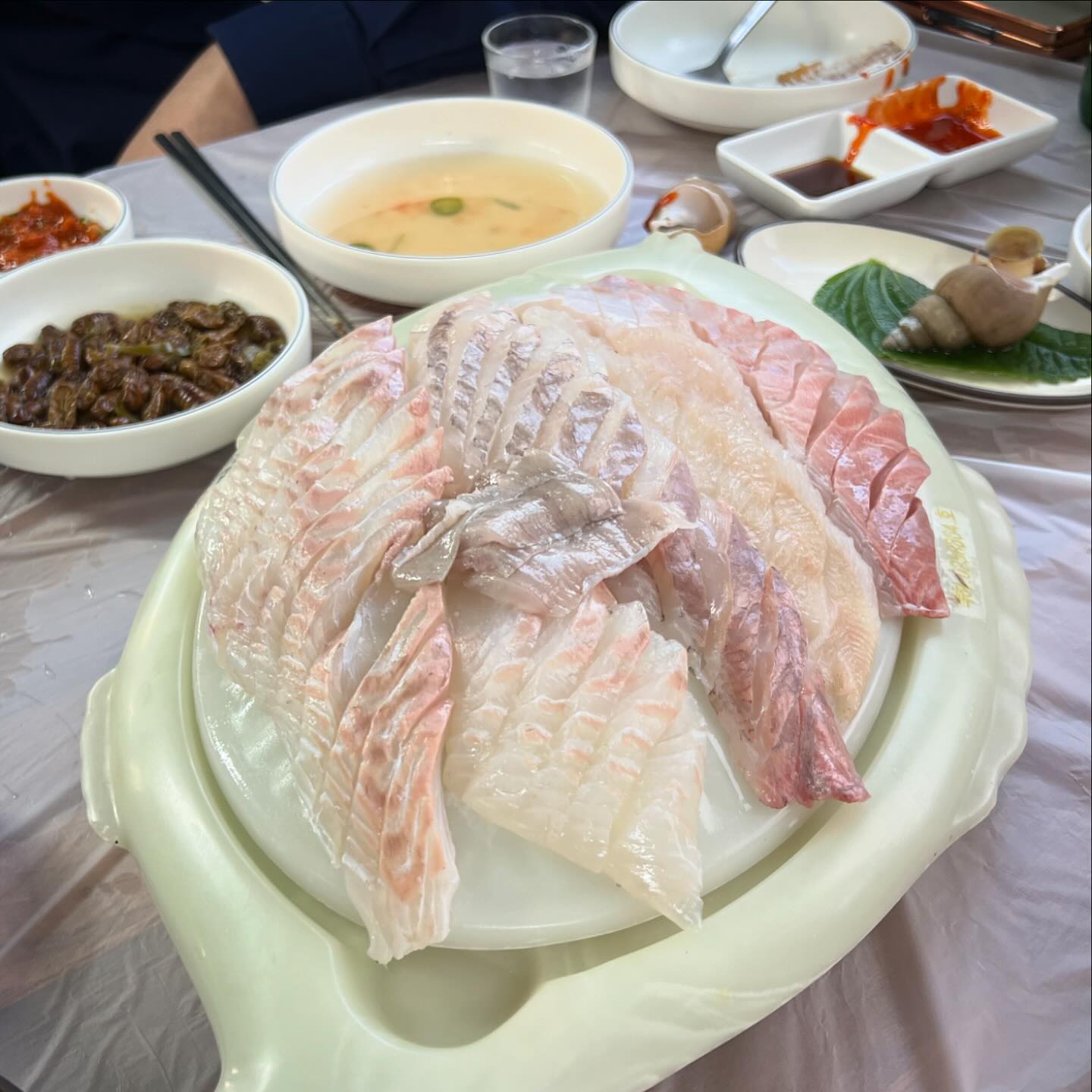 #토마토수산시장 #용인맛집 #용인횟집 #마북동맛집 #마북동횟집 #주인장스페셜 #독도꽃새우회 #조개연포탕 #먹스타그램 #맞팔 #좋아요

우리동네 회맛집 중 하나 토마토수산시장 😍💕 우리는 주인장스페셜 메뉴 주문! 요 메뉴는 인원이 많을수록 스끼다시가 엄청청 잘나옴 😮💛 조개연포탕은 쏘주를 부르는 맛이였고 모둠회도 돌돔, 전복치, 우럭, 광어 등 잘나온다 🧡 독도꽃새우회도 맛있었다 미아네 새우야 🫢 매운탕도 국물이 끝내준다 바로 공기밥추가! 마스코트 비숑 찐빵이 너무 귀엽다 착하고 예쁜 멍멍이 ~~ 또보자 찐빵아 🥰💖

🔎토마토수산시장
경기 용인시 기흥구 석성로 111