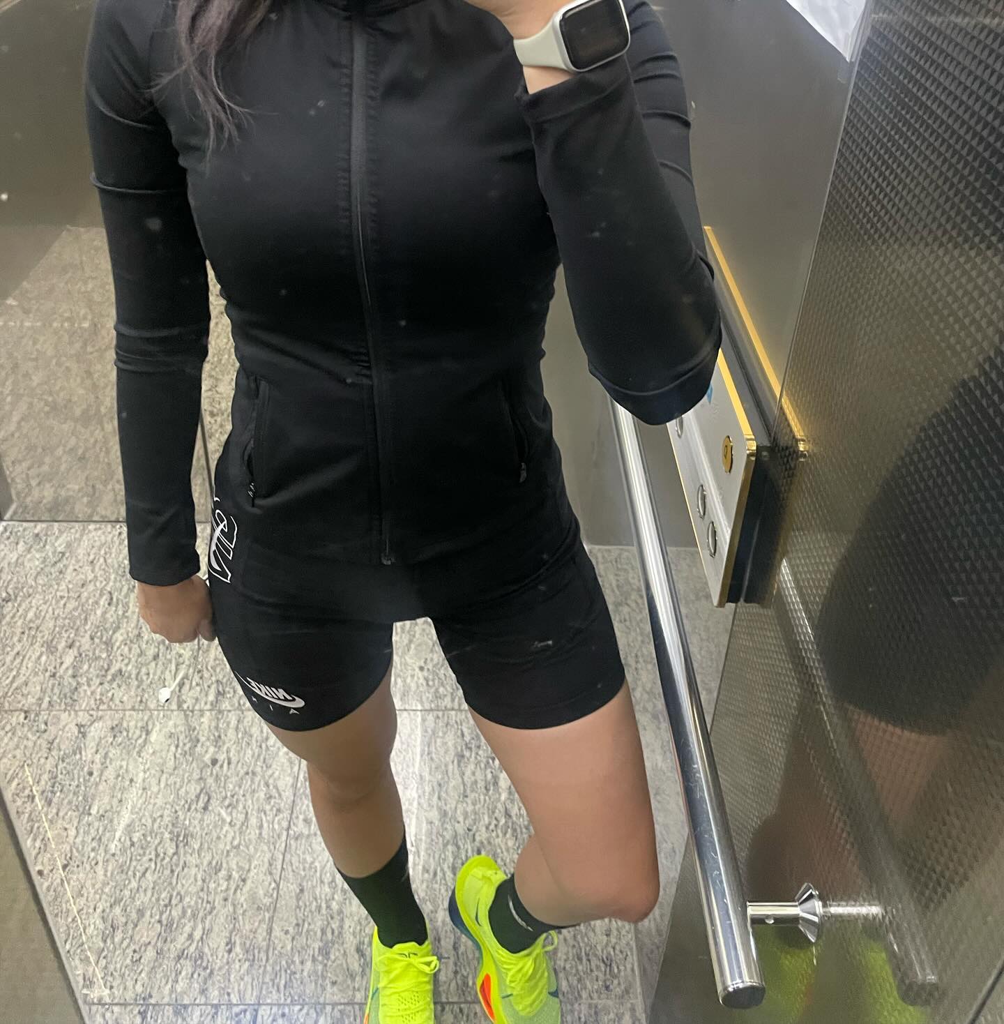#나이키알파플라이3 #오운완 #런스타그램 #러닝스타그램 #러닝기록 #5kmrunning 

감기걸려서 열나고 기침에 목 다쉬고 겁나 고생하는 와중에도 알파플라이3 구매 행사에는 참여했다 ㅋㅋㅋㅋㅋㅋㅋㅋ 알파3 드뎌 성공!!!!!!! ✌🏻신고뛰어보니 발목을 촥 감싸주는게 가볍도 통통튀고 아주 좋군 🥹🥹🥹 사실 런린이라 뭐가 다른지 잘모르는데 일단 간지나고 좋게느껴짐 ㅋ 코막히고 아직도 기침이 너무 심해서 러닝이 넘 힘들었찌만 새신발신고 뛰니까 그저 행복했닫 !!!!! 러닝에 국밥까지 때리니 천국이 따로없네 🪽공복러닝은 너무 어지럽당 쓰러질뻔 😵 쓰러질 때 쓰러지더라도 국밥집이나 라멘집 방향으로 쓰러지자!!