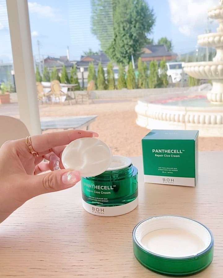 #협찬 #광고

요즘 제가 사랑에 빠진 ,, 브랜드 = 바이오힐보 💚
bioheal.boh_official

이번에 바이오힐보에서 뉴 업그레이드 되어 돌아온❗️판테셀 크림 🥥 을 써보았는데요 ˘ᗜ˘ ♡ (배우 임지연님도 매일 쓰신다는 🙊)

피부과 관리 받는 거 비용도 비용이지만 시간도 내서 가야하는데 그거 또한 쉬운 일 아니잖아요 😢
판테셀 기초케어로 피부과 못지않는 관리 시작해요 ♥

✔️테놀의 진정 효과는 물론 점점 얇아져 민감해지는 피부장벽 손상 개선에 도움을 주는 독자성분 판테셀™

🖤 2주만에 피부 두께 & 밀도 개선 효과**
🖤 물리적 자극으로 인해 손상된 피부 진정 및 장벽 개선 테스트 완료
🖤 여드름성 피부 사용 적합! 민감성 피부 대상 자극 테스트 완료

📋 우리 피부는 태생적으로 많이 예민해요 😢
마찰 & 온도 변화와 같은 물리적 요인과 외부 자극으로 인해 피부가 얇아지며 민감해지는 것이 근본적인 원인이라구 하는데요 🫢

이렇게 민감해졌거나, 특히 주기적로 필드를 나가는 저로서는 강한 자외선을 많이 보고 강한 외부 자극으로 손상된 피부에 대한 고민을 안 할 수 가 없게찌요 🥺🥺

그런 제가 >__< 자신있게 판테셀™ 리페어시카 크림을 추천 합니다 💚💚💚💚 아 진쨔 너무 조아 ,, ‧⁺◟ ᵒ̴̶̷̥́ ·̫ ᵒ̴̶̷̣̥̀ ❤︎