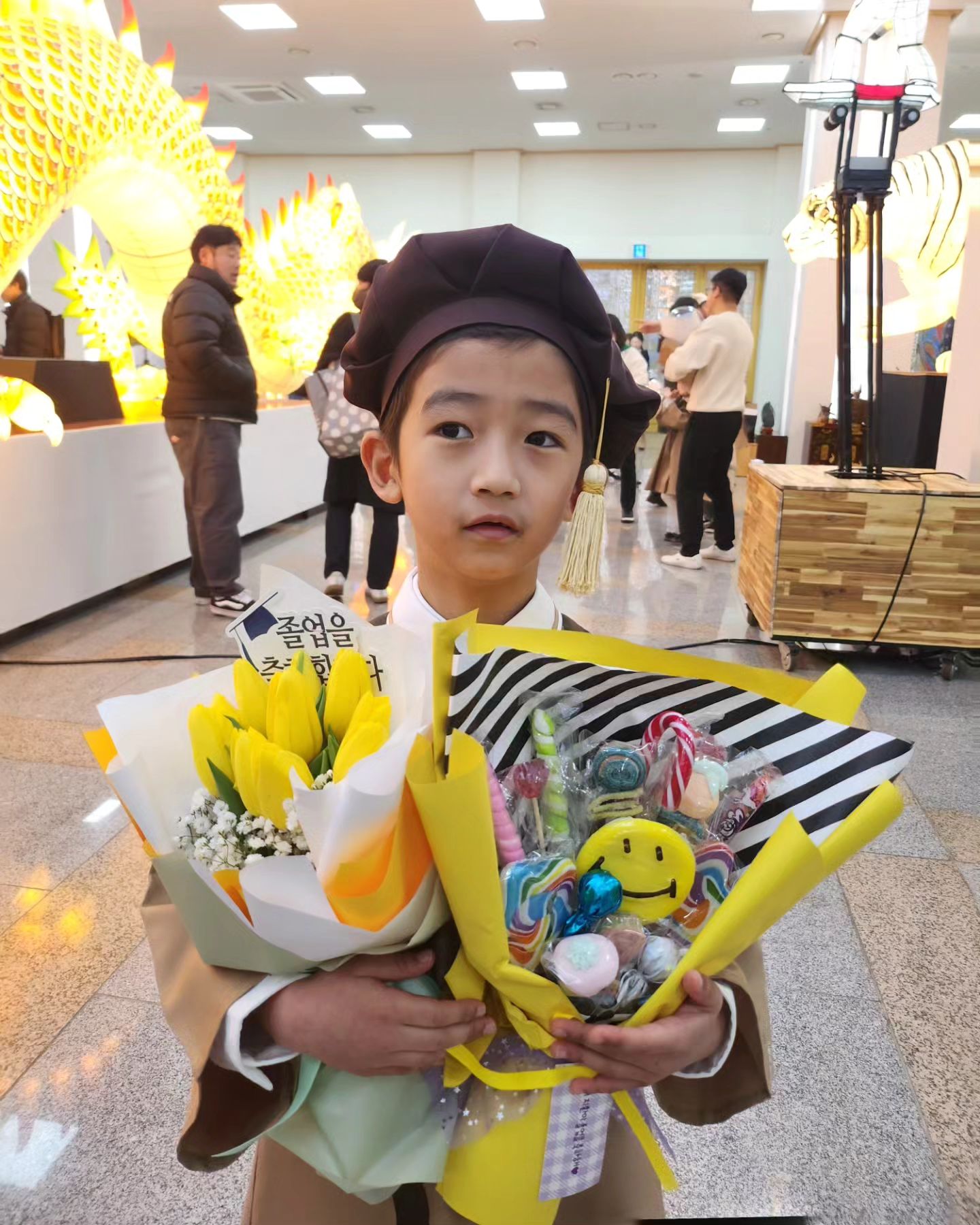 지환이 유치원 졸업식날🏫🎓
뭉클해서 눈물이 핑 돌기도 하고 공연하는 모습에 너무 귀여워서 환호도 하고 ㅎㅎ
학사모는 또 왜케 잘어울리니 ㅎㅎ
친구들과 사진도 찍고 
가족사진이 잘나온게 없는게 아쉽지만.
3년동안 고생했어 우리 아들 사랑해❤️❤️
.
.
#유치원졸업식 #유치원졸업하는날 #유치원졸업 #유치원학사모🎓 #학사모가잘어울리는8살 #유치원스타그램 #탑주유치원 #탑주유치원졸업 #탑주유치원만세 #4살8살아들 #두아들맘 #아들졸업식