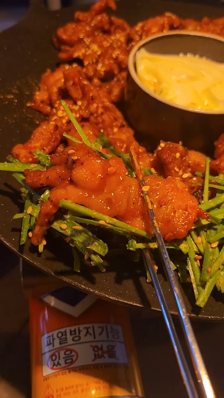 아.. 어제 저녁으로 먹은 닭발 진짜 맛있었당🤤
인테리어도 너무 깔끔하고 닭발도 쫜뜩 매콤🔥
매운맛 조절도 가능하니 매운거 땡길때 무조건 달려가야되게따❣️
숯불무뼈닭발 먹었는데 다음엔 튤립국물닭발 먹으러 가야겠다😍
.
성신여대 도레미닭발🐔
서울 성북구 동소문로24가길 17 1층
.
#닭발 #도레미닭발 #술집 #술집추천 #일상 #술스타그램 #맛스타그램 #먹스타그램 #먹스타맞팔 #맞팔환영🙌 #먹소통 #먹소통환영 #소통 #일상