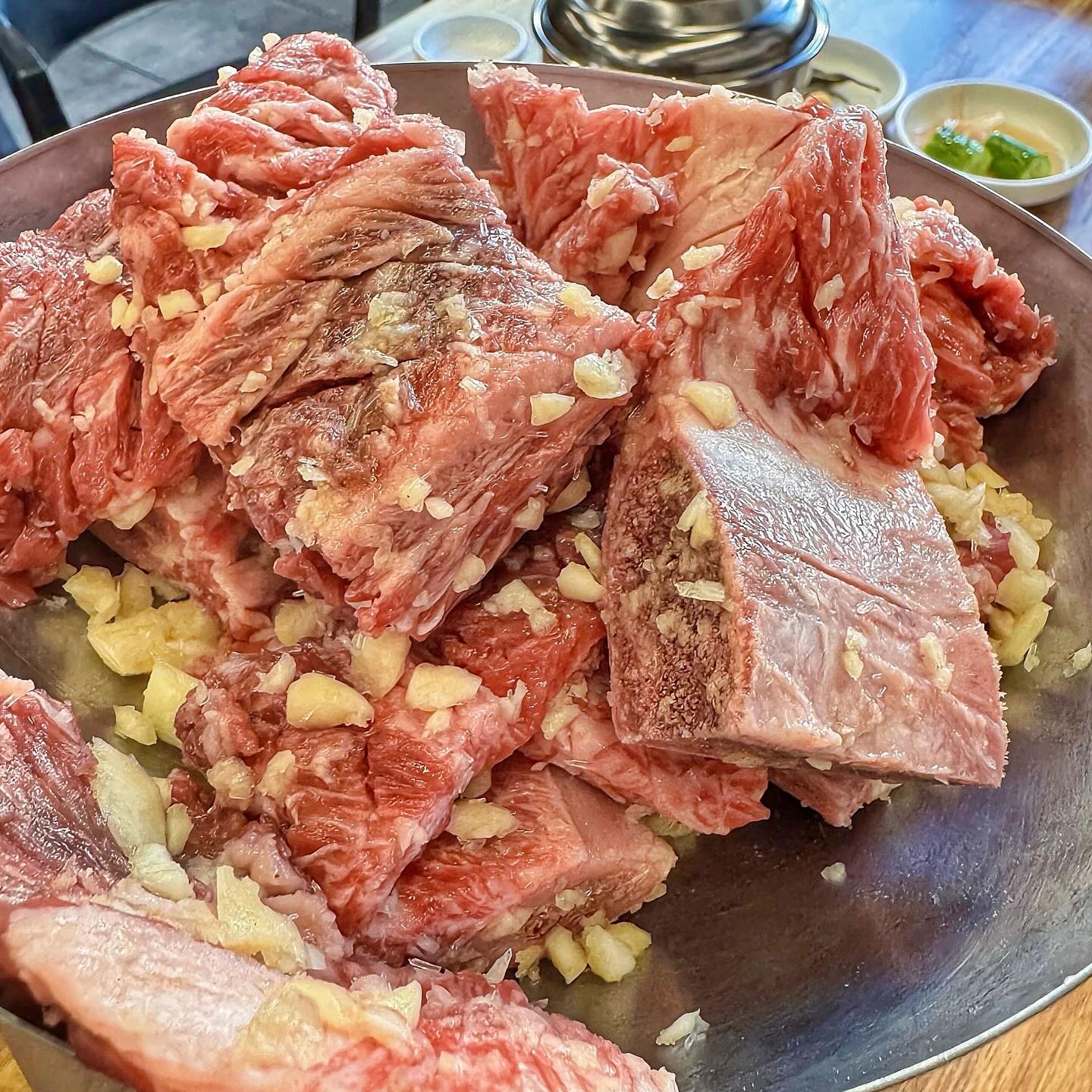 #안동 #대마갈비

안동 한우갈비골목에 위치한 대마갈비에 다녀왔어요 😃 

안동에서 키운 한우라 더 믿음이 가는건 안비밀 😍

저희가 주문한 메뉴는 
마늘 갈비 1인분 ₩32,000 

안동갈비중에 젤 유명한 마늘갈비! 다진마늘이 가득 올라가서 생고기 상태인데도 침고이구요 🤤

마늘갈비는 갈비만 먹어도 엄청난데 같이 나온 양파나 파절이랑 같이먹으면 조합이 좋아서 더 맛있구요! 

갈비 3인을 주문하면 된찌가 같이 나오는데 마늘갈비는 갈비만 먹어도 엄청난데 같이 나온 양파나 파절이랑 같이먹으면 조합이 좋아서 더 맛있구요! 이것두 완전 별미에요! 당연히 소된찌 😍 
밥에 갈비양념 한번, 된찌에 시레기 가득 건져서 밥이랑 같이먹음 말안해두 아시쥬?❤️ 

뼈부분을 갖고가서 다시 찜갈비로 가져다 주시는데 이게 완전 밥도둑이에요! 
아니 마늘갈비도 밥도둑인데 빨간양념의 갈비찜은 진짜 말모 🤤 

마늘갈비에 빠질 수 없는 맥주한잔까지 🍺

안동으로 여행가시는 분들은 안동갈비골목으로 가서 한끼 해보시자구요 〰️ 

▪️경북 안동시 음식의길 10
▪️매일 11:00 - 21:30 
▪️공영주차장 / 매장앞 주차장 주차지원 1시간 가능