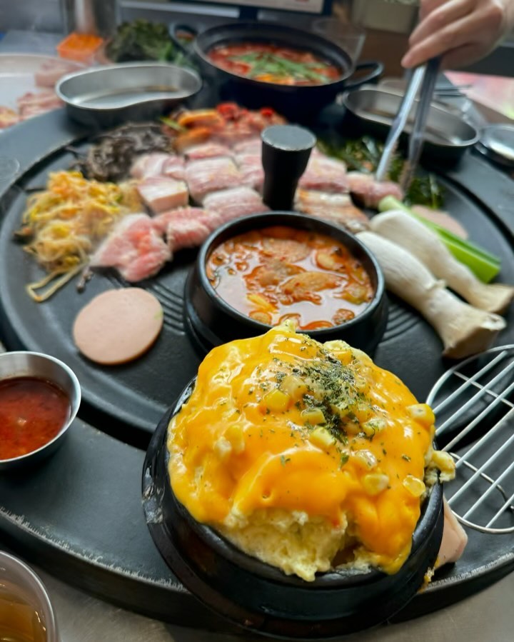 #협찬 #천하제일솥뚜껑 #성수맛집
.
성수에 최고 인생맛집 찹았어요~👏🏻👏🏻👏🏻
드디어 이런곳을 찾다뇨!!!!
계속 감탄 에 감탄을 하며  먹은거있죠!
.
저희 메뉴는 
삼겹살 4인분+비빔냉면 +물냉면+김치찌게+된징찌게
볶음밥까지 올클리어 했지요
양도 많았는데 소스 하나하나
그냥 다 모두 베스트여서 자꾸 생각나요 ㅠㅠ
이제 저희 가족 자주 갈거니까 사장님 기대하세요!!^^
.
.
.
👇👇주소👇👇 주차🚙 0 
서울 성동구 성수이로7길 27 
(서울숲코오롱디지탈타워) 1층 105-1호
.
.
.
📍10인 이상 방문 예약 시(네이버/유선예약) 야간개장이 되요
야간개장 시간: 22:00~02:00
.
.
.
 #성수동맛집 #성수역맛집 #성수데이트 #성수동데이트 #성수역데이트 #성수고기집 #성수동고기집 #성수역고기집 #성수회식 #성수동회식 #성수김치찌개 #성수갈비 #갈비맛집 #삼겹살맛집 #성수삼겹살 #성수껍데기 #맛집탐방 #맛스타그램 #먹스타그램 #성수고기 #성수술집 #성수동핫플 #한해삼겹살 #펍지 추천 
추천 강추