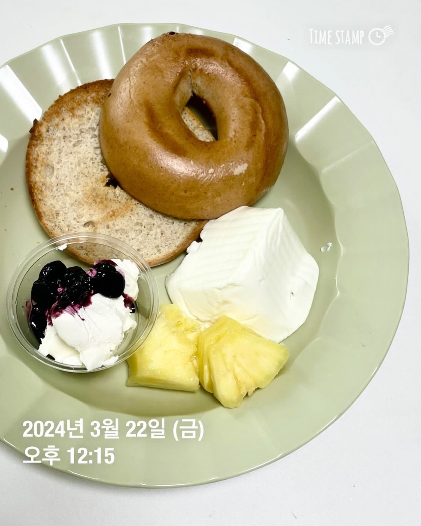 (식단일기 D+376 : 다이어트 4일차)
- 오늘의 몸무게 : 63.2kg
- 오늘의 운동 : X
- 아침 : 플레인 베이글 1개 + 블루베리크림치즈 + 그릭요거트 1스쿱 + 파인애플2개
- 점심 : 미역국 2그릇 + 꼬막무침 1접시
- 간식 : 곤약젤리 8개
- 저녁 : 티코3개