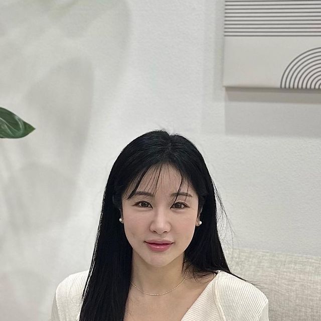@_chuing on Instagram: "#광고 ⠀ ⠀ ⠀ 유달리 사진에 어딘가 부자연스럽고 촌스럽게 나오는 얼굴 왜 그런지 아셨나요? ”얼굴이 비대칭이 심해서“라고 해요 - ⠀ ⠀ 제가 요즘 꾸준히 관리받는