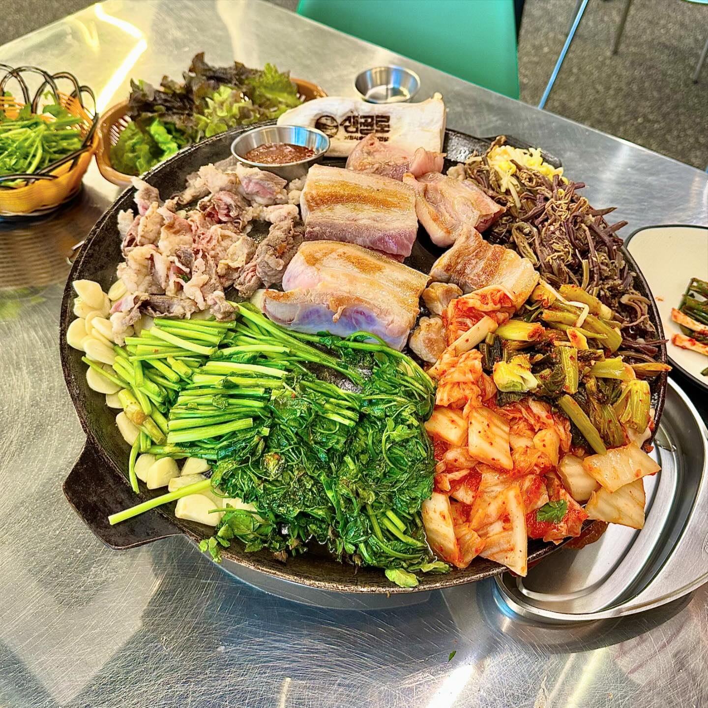 #협찬 미나리삼겹살 맛집 샘골로🥩
육즙 터지는 삼겹살과 미나리, 갓김치, 고사리, 콩나물 듬뿍이라 넘 맛있었어요😖
오픈한지 얼마 안돼서 매장이 넓고 깔끔해요!ㅎㅎ
안산 삼겹살 맛집 추천드려요‼

#샘골로 #안산 #안산맛집 #고잔동맛집 #고잔동삼겹살 #솥뚜껑삼겹살
