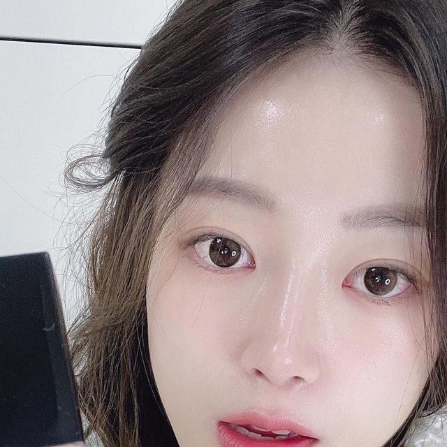  쑤🍑🐳 on Instagram: "#협찬 @ztti_official 즈티 
🪽0.8 레이어 크림 3 in 1 (반겹 크림 파운데이션)

깝깝시렁거 딱 시러해소❕선쿠림, 선쿠션으로만 
피부화장하능 썬쿠처돌이가 요즘 맨날 쓰고 있슴다🧏🏻‍♀️
한개두 안 갑갑한데 피부는 촉촉탱글 짱 입뻐보이닉깐🫶🏻

반겹 크림 파운데이션이라니 증말 획기적잉걸⁉️
톤업크림❌ 비비크림❌ 징쨔 이름대로 딱❕반겹파데⭕️
강려크한 자외선 차단에😎 주름개선, 피부미백까지
기능성도 갖춰버린 갓템🎖️ 히트다 히트❕❕🫢

#비비크림추천 #즈티 #bb크림 #올영추천템#파운데이션추천"
