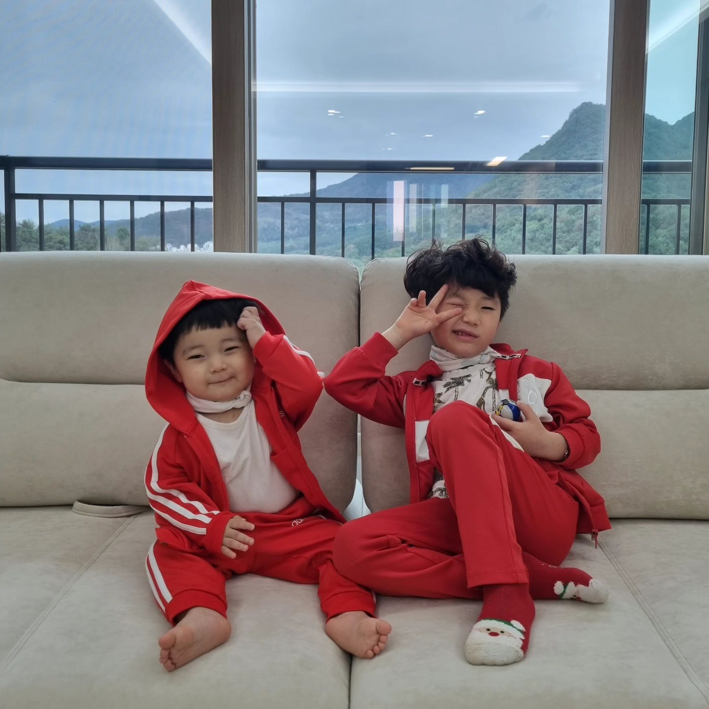 형제 커플룩❤️
애들은 역시 쨍한 색이 잘어울려🫶