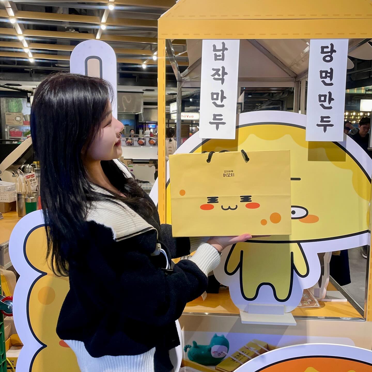 #협찬

분식계의 귀여움 최강자! nabjackfriends_store
용산 아이파크몰 7층에서 납작프렌즈 팝업스토어가 진행되고 있는데요🤤🤤

더납작이, 마당두, 떡필이, 야물떡 등 맛있는 분식이 캐릭터 친구들로 변신해서 저를 반기고 있더라고요?😆😆

대구납작만두 유명한거 다들 아시져???
저는 납작이 납작만두+어꼬치 양념 맛으로 먹었는데~~ 매콤한 거 좋아하시 분들 꼭 이 조합으로 먹어보기 강츄츄..🥹

용산 아이파크몰에서는 오늘까지만 만나볼 수 있고 곧이어 온라인 배송이 오픈된다고 해요!
오늘 저녁 영화 약속 있는 분들, 스을쩍~ 들려보세요옹ㅎㅎ💛

#납작프렌즈, #대구납작만두, #납작프렌즈납작만두 #부산당면만두 #부산꼬치어묵&물떡, #양념꼬치어묵&물떡 #팝업스토어 #용산팝업스토어