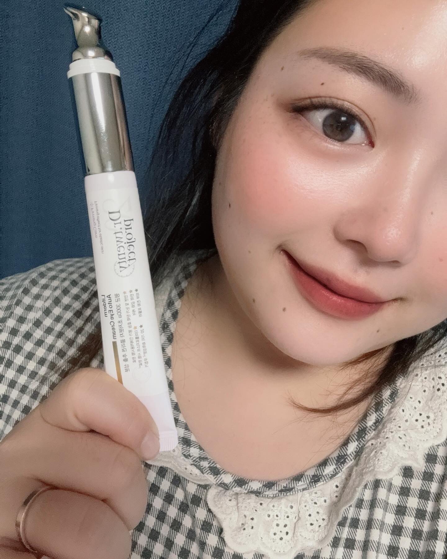 #협찬 dr.twentyproject_official

진동크림 맛집, 닥터트웬티프로젝트 리프덤 오토 아이크림!👀

나이가 들면서 화장하면 자꾸 부각되는 미세주름들..😩
눈가주름에 고민이 되시는분들께 아주 추천하는 제품이에요 😘
알고보니 올리브영 추천템으로도 정말 유명한 제품이더라구요👍

✔️피부 저자극 테스트 완료 
✔️피부 유해 20가지 화학성분 무첨가 
✔️300DA 크기의 초저분자 콜라겐 추출 성분
✔️전성분ewg 그린 등급으로 피부 친화 표뮬러
✔️안면 및 눈가 탄력 효능 평가 인체적용시험 완료

처음에는 진동기없이도 사용할 수 있도록 별도로 나오지만
진동기를 사용해야 피부흡수율이 높아지기때문에 교체해서 사용을 해주시면되고, 별도 충전이나 on/off없이 미세전류로 진동이일어난다고해서 정말 신기했어요😎

✨직접 사용해봣을때 ✨
세라믹팁이 시원해서그런지 아이크림을 흡수시키면서 쿨링감까지 느낄 수 있었습니다.😁
원래는 흡수 될때까지 손으로 톡톡톡 발라주었지만, 미세진동으로 흡수력이 좋으니 한결 쉬워진느낌에 크림텍스쳐자체가 쫀쫀해서 리프팅효과까지 기대해 볼 수 있는 제품이랍니다.😍
일주일넘게 사용중인데 눈가주름끼임이 덜해진느낌이라 너무조아효..🥹

저처럼 미세주름이 걱정되시는 분들에게 완전 강추드리는  닥터트웬티프로젝트 리프덤 오토 아이크림으로 얼굴주름 관리 해보셔요!👍🥳

#닥터트웬티프로젝트 #drtwentyproject #더마코스메틱 #더마화장품 #리프덤오토아이크림 #진동아이크림 #아이크림 #아이크림추천 #초미세진동 #아이케어 #안티에이징 #슬로우에이징 #올리브영 #뷰티추천템 #올리브영추천템 #좋반 #좋아요 #맞팔선팔 #선팔하면맞팔 #followforfollowback #likeforlikes #like4follow #fff #팔로우 #likeforlikes #좋아요테러 #l4f