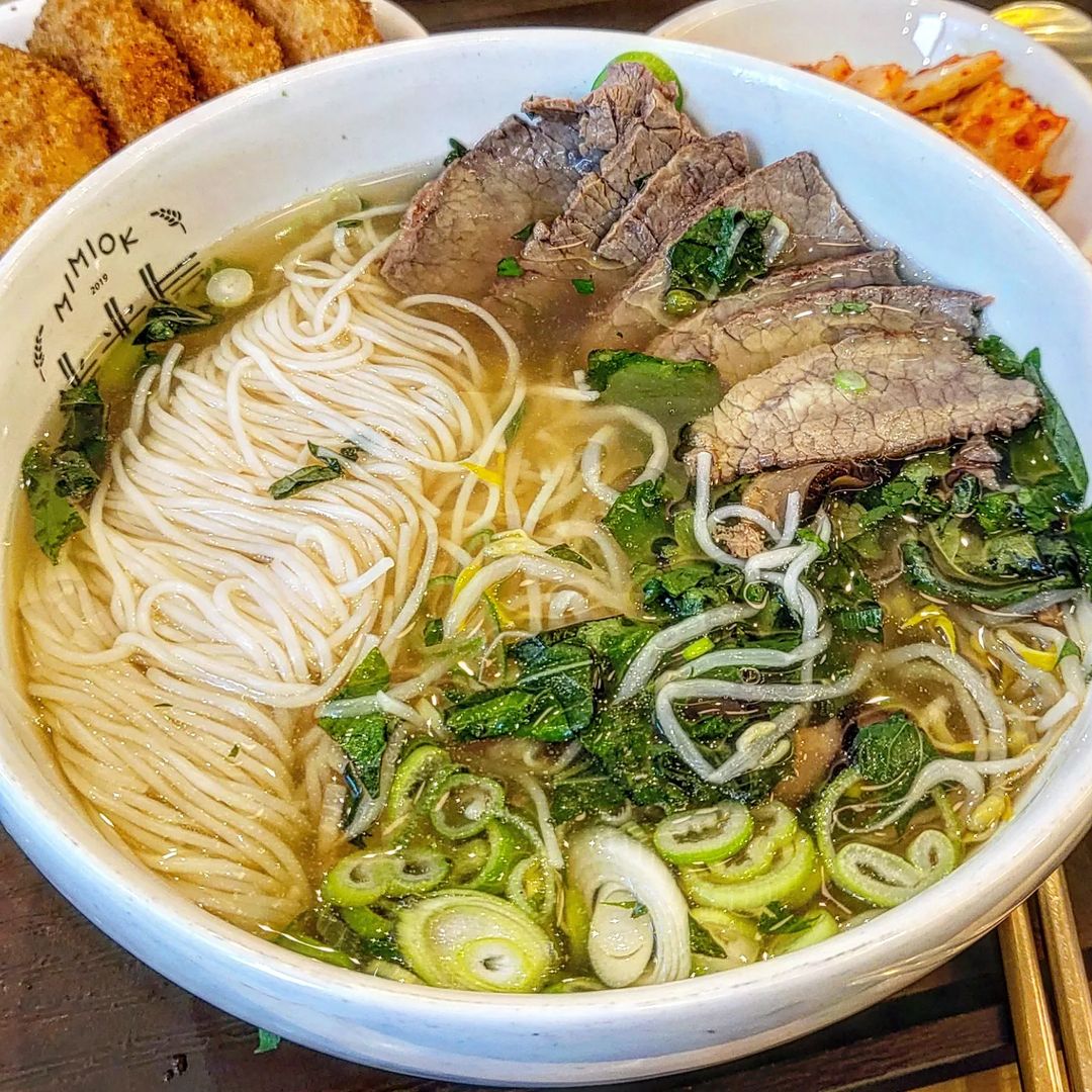 문지영 on Instagram: “성수 전시회 갔다가 들어간 #미미옥 #쌀국수 🍜 비도 많이 오고 가까운데 가자해서 갔던 곳인데 의외의 #쌀국수맛집 쌀국수 면이 약간 소면 느낌이 나는데 국물이 정말