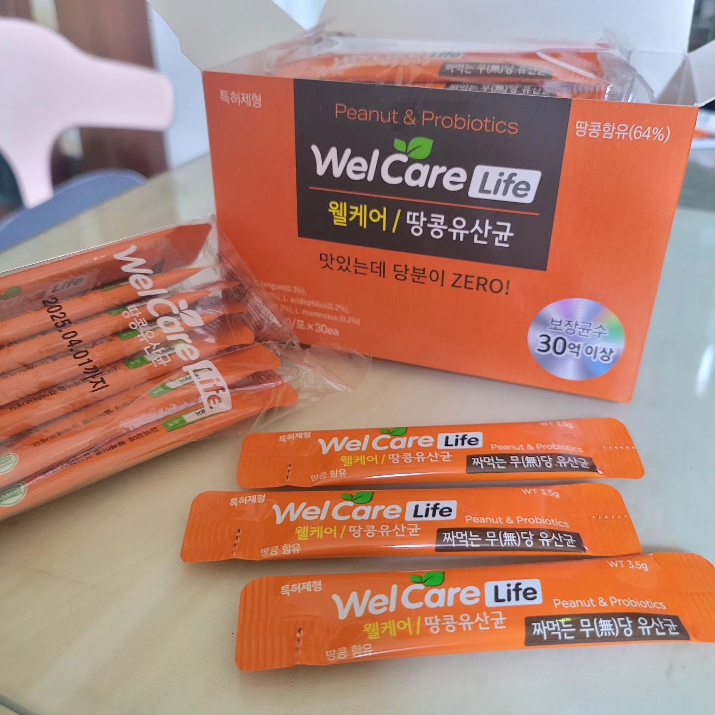 #협찬
여러부~~~~운 짜먹는 유산균이 있다는거 아셨어요?
인공감미료를 일체 넣지 않은 무(無)당 유산균이기 때문에 혈당 걱정없이 남녀노소 섭취할 수 있는 땅콩 유산균이요!!!!
천연 땅콩 페이스트를 사용했기때문에 섭취전에 충분히 주물러야 하는데요 제가 짜먹어봤는데 덜단 땅콩쨈 맛이예요 맛있는데 당분이 제로!!!!!!
 데일리유산균으로는 하루 한 포 먹으면 되는데
변비나 장트러블이 심할 경우에는 하루 3포씩 섭취하면 돼요
전 요즘 장트러블땜에 하루 3포 섭취하려구요~
맛있어서 많이 먹으려는거 저~~~얼 대 아니예요!!!!
welcarelife_official

#땅콩유산균 #짜먹는유산균 #무당유산균 #간편한유산균 #어린이유산균 #어르신유산균 #데일리유산균 #맛있는유산균