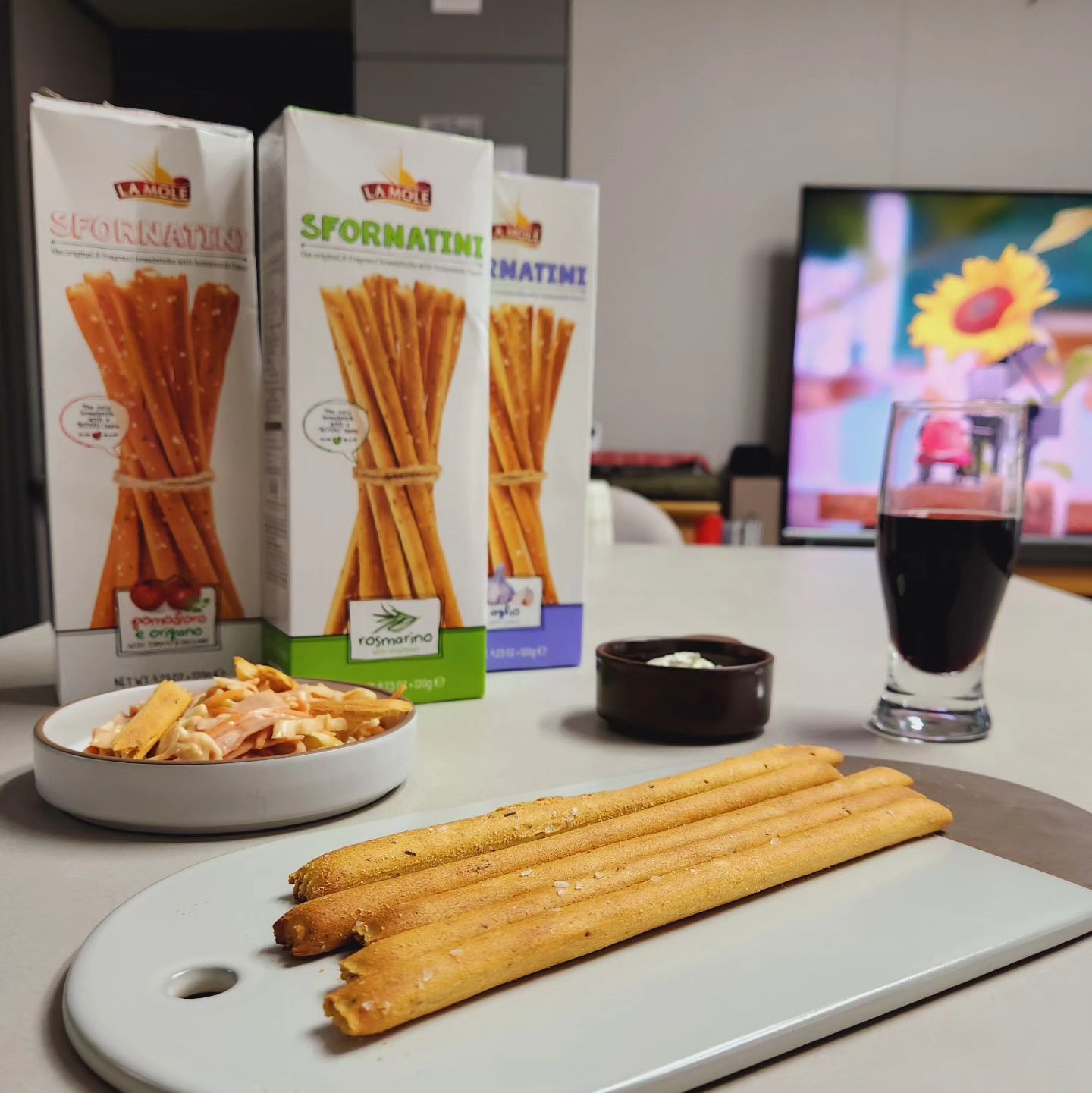 #협찬 #라몰레 #브래드스틱 

가벼운 맥주 혹은 와인 안주로 좋은 라몰레 스포르나티니 브래드스틱!

Since 1978년 브래드스틱의 본고장 토리노에서 온 것으로
진짜 로즈마리, 토마토, 마늘 원물이 들어가 풍미가 좋으며 
소금이 콕콕 박혀 짭짤하고 바삭한 식감이라 자꾸만 손이 가는 맛✨️

안주 뿐만 아니라 크림치즈에 찍어 간식으로도 좋으며
부서진 것은 샐러드 위에 얹어 토핑처럼 먹으면 활용도 굿👍

신세계백화점, 현대백화점, 쿠팡, B마트 등
온,오프라인 채널에서 만나보세요🙌

marketrg.official

#라몰레브래드스틱 #그리시니 #와인안주 #맥주안주 #스틱과자 #막대과자 #간식 #홈파티 #캠핑간식 #페어링푸드